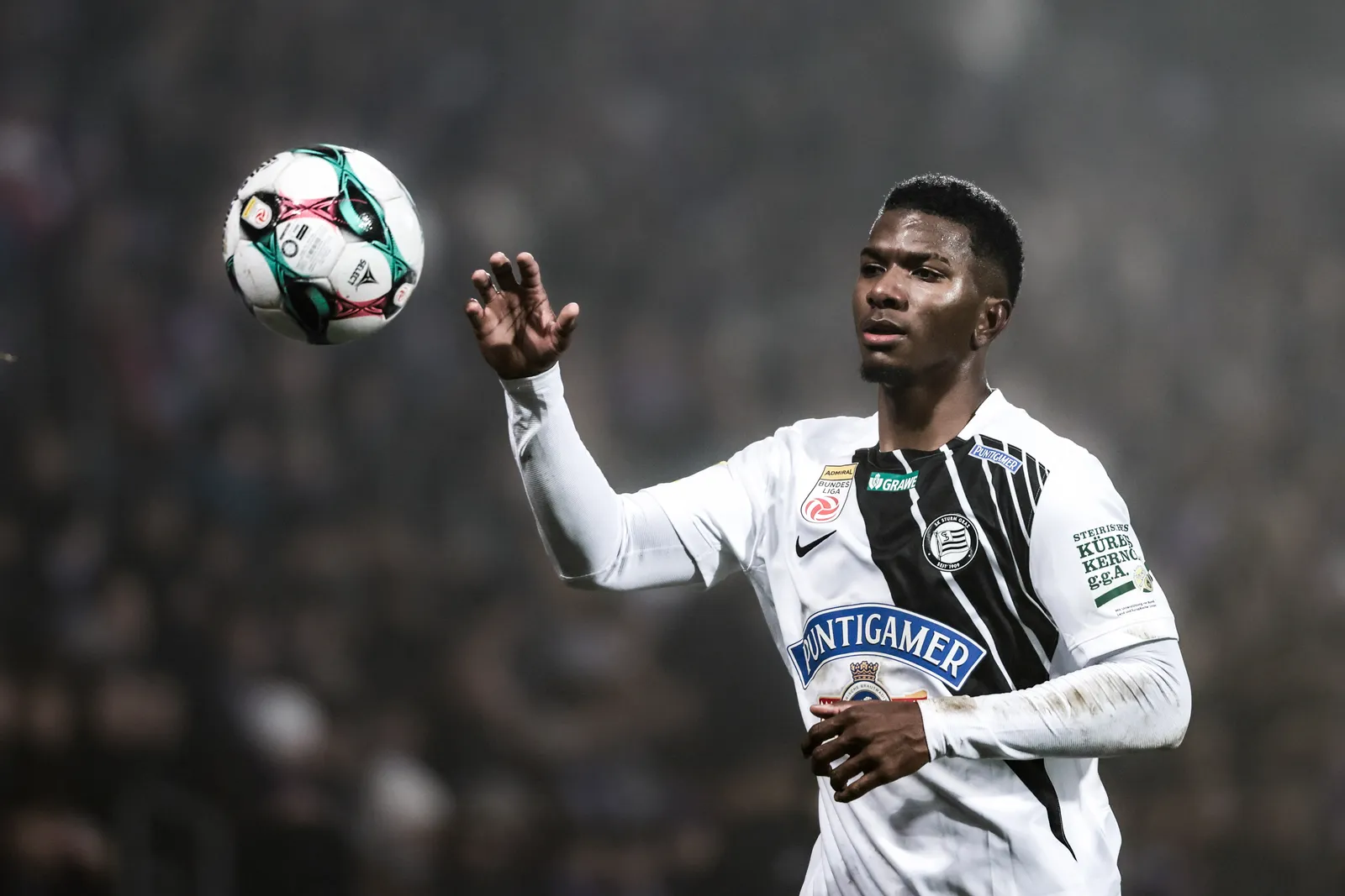 Jeyland Mitchell und sein Weg im internationalen Fußball: Wie der Verteidiger den Sprung nach Europa meistert. Jeyland Mitchell und sein Weg internationalen ball Wie der Verteidiger