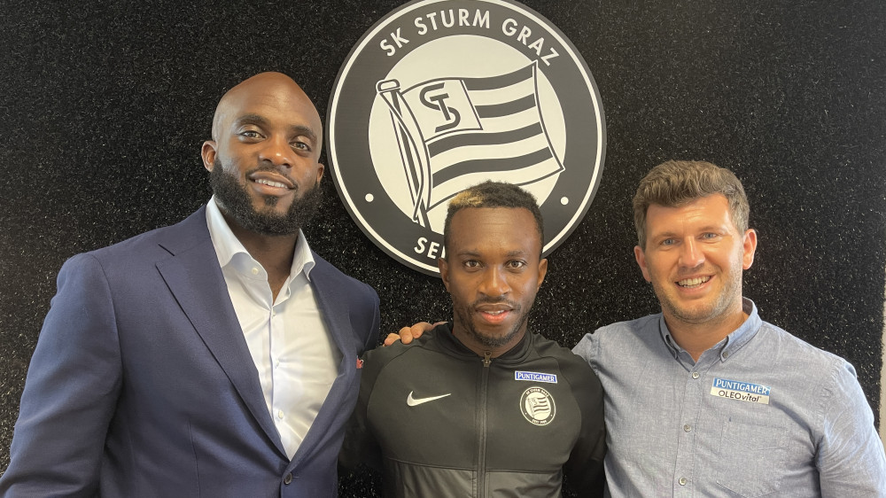 Anderson Niangbo (Mitte) mit GF Sport Andreas Schicker und Berater Mohamed Sissoko