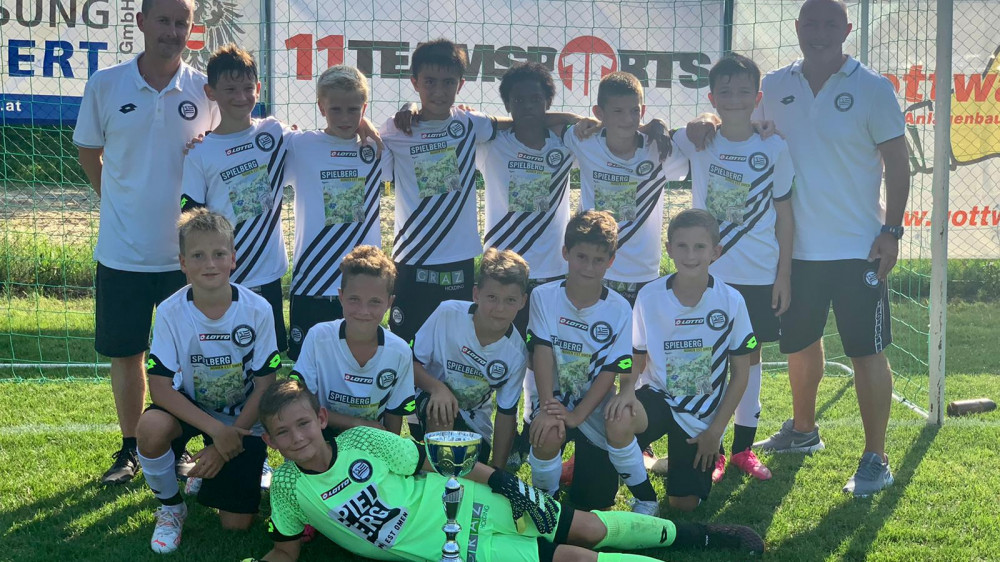 Die Sturm U11 mit dem Siegerpokal.