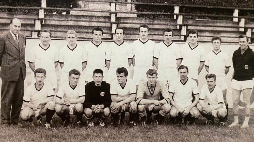 Das Sturm-Team im Jubiläumsjahr 1959 mit Hansi Klug, stehend rechts neben Trainer Ludwig Durek.
