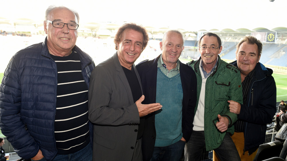 Günther, Walter, Michael und Peter Reischl (von links, mit Robert Seeger in der Mitte) feuerten Sturm auch im Stadion an.