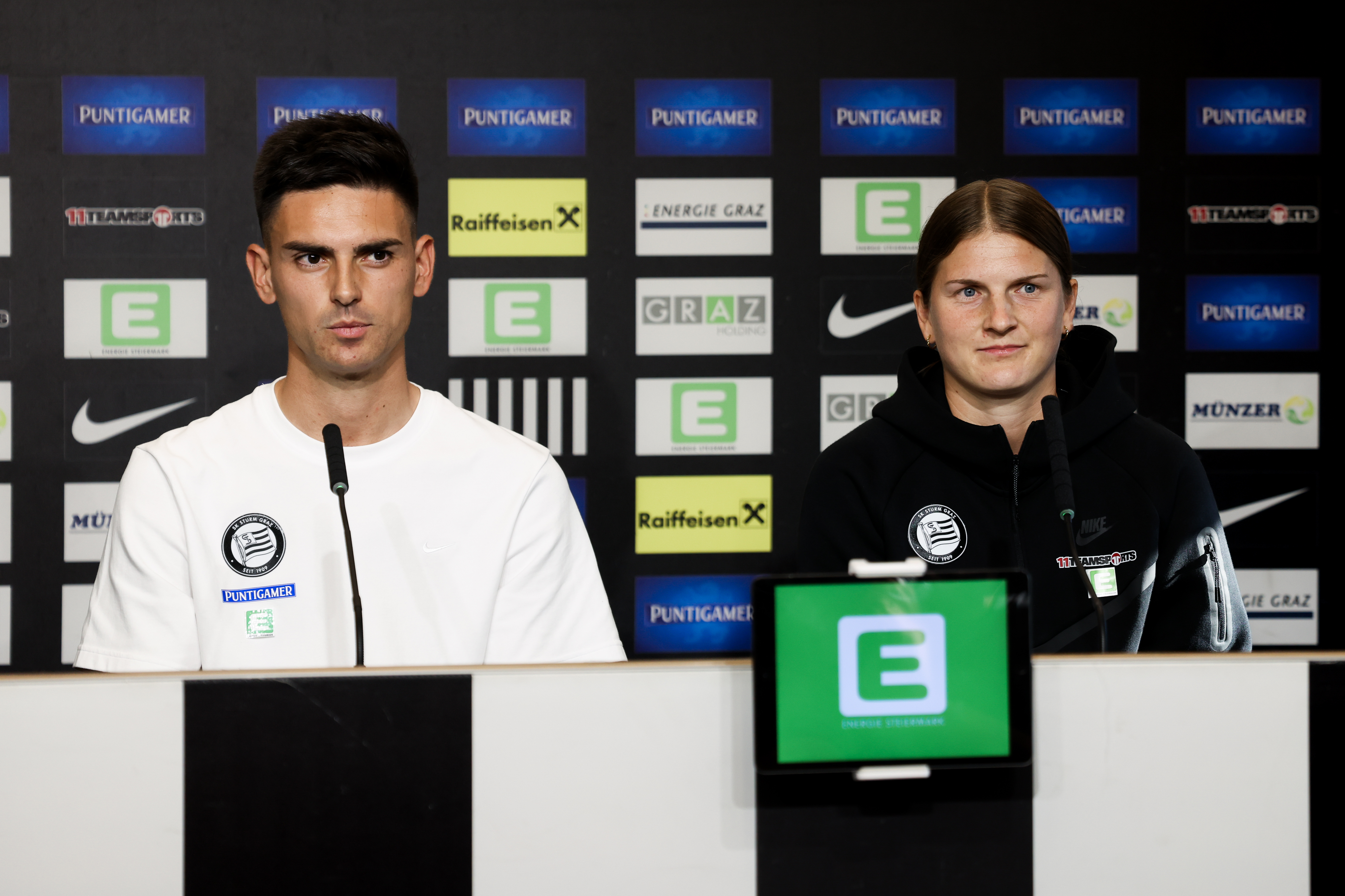 Pressekonferenz mit einem Trainer und einer Spielerin
