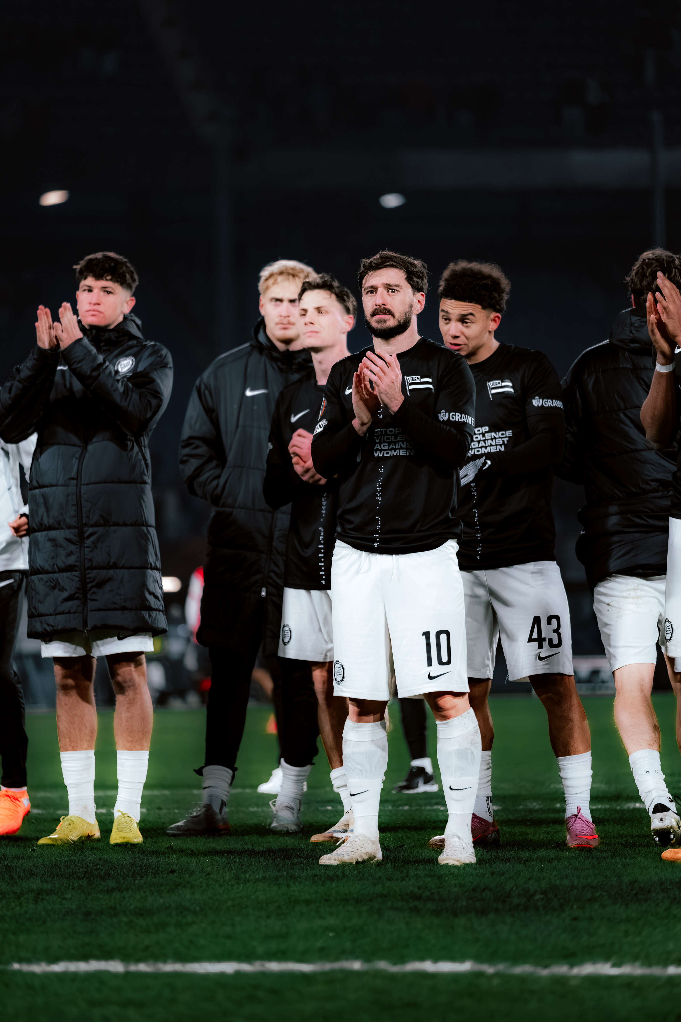Spieler stehen auf dem Feld und applaudieren