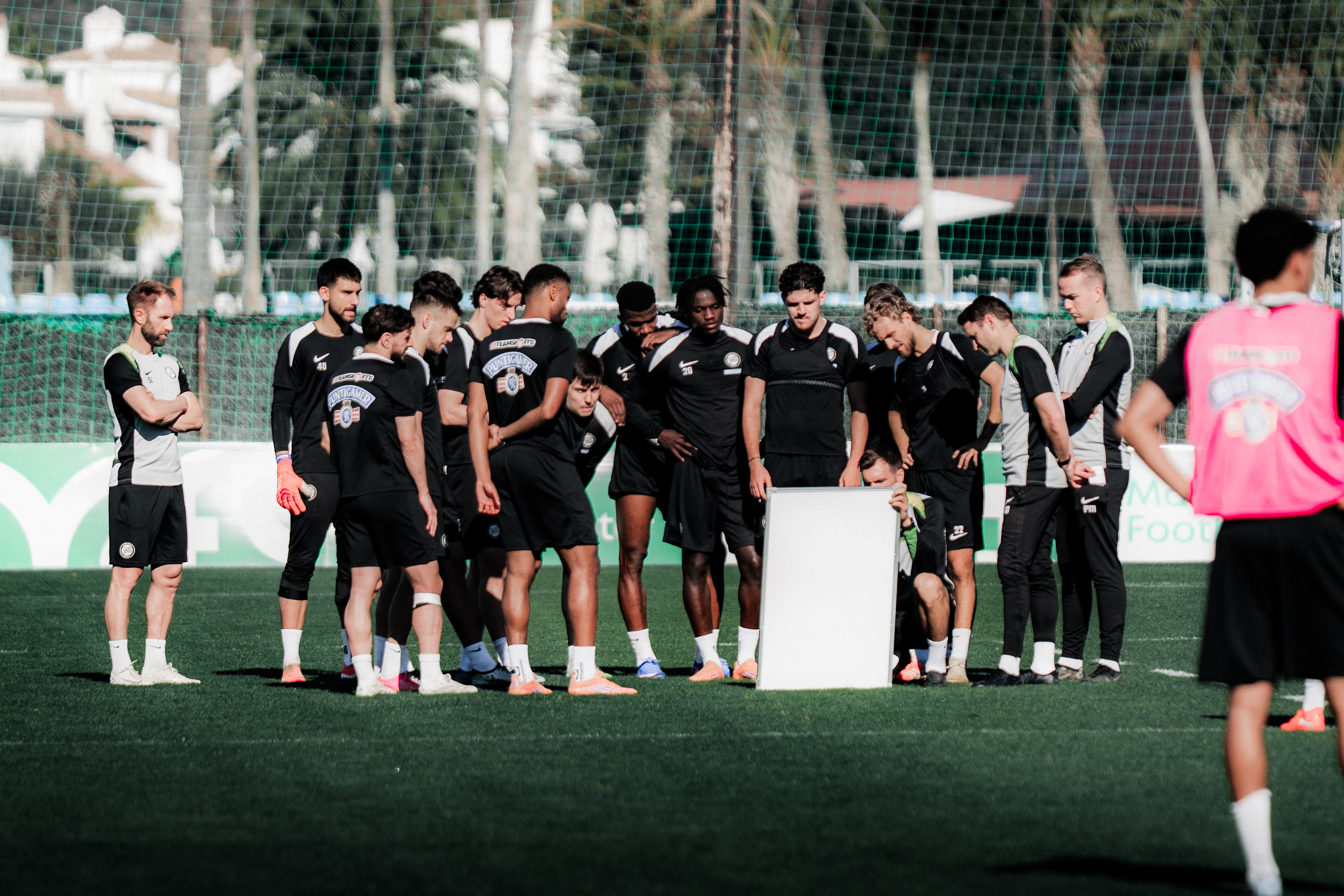 Eine Fussballmannschaft steht um den Trainer