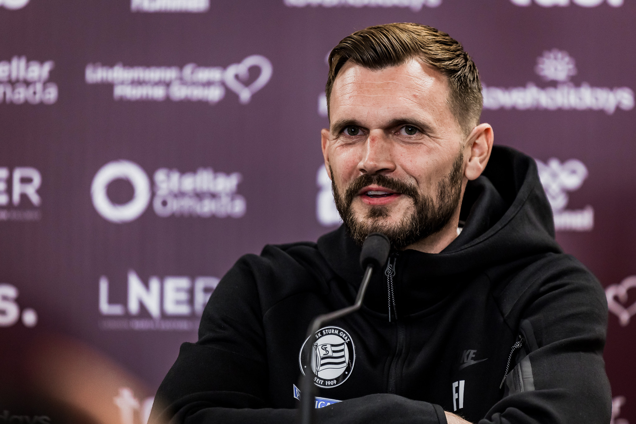 Cheftrainer bei einer Pressekonferenz