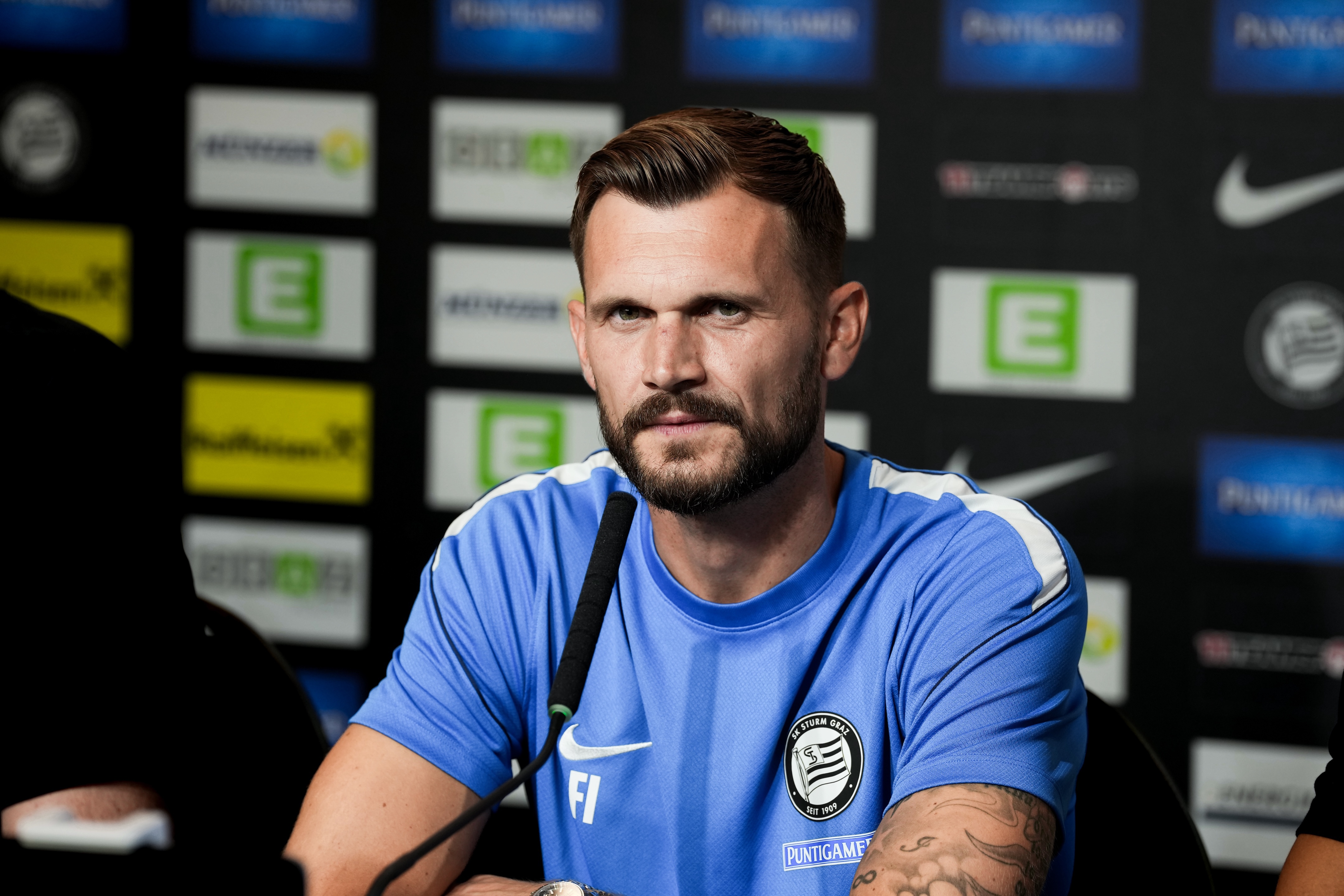 Trainer bei einer Pressekonferenz