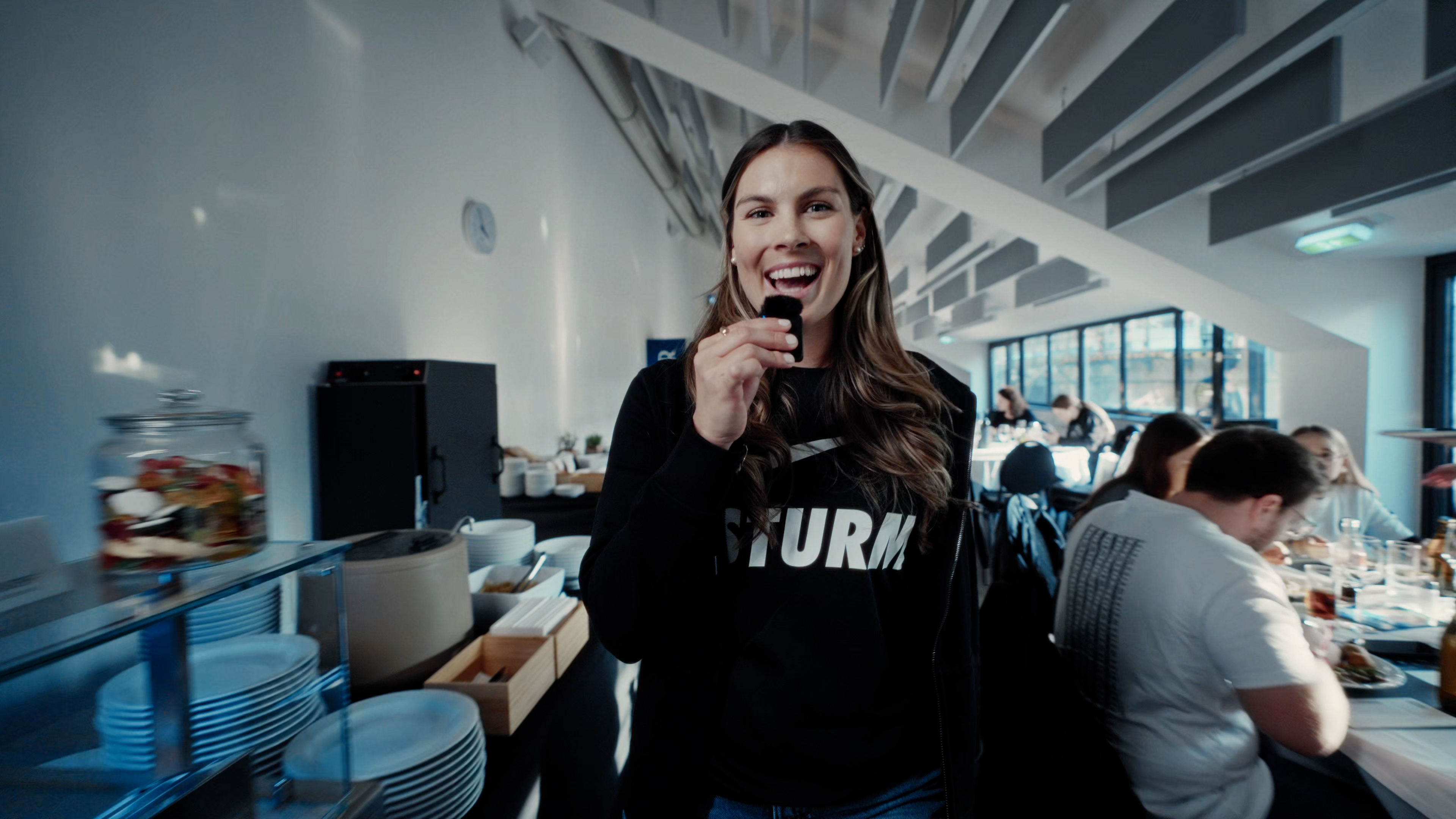 Eine Person steht im Business Club im Stadion Graz-Liebenau