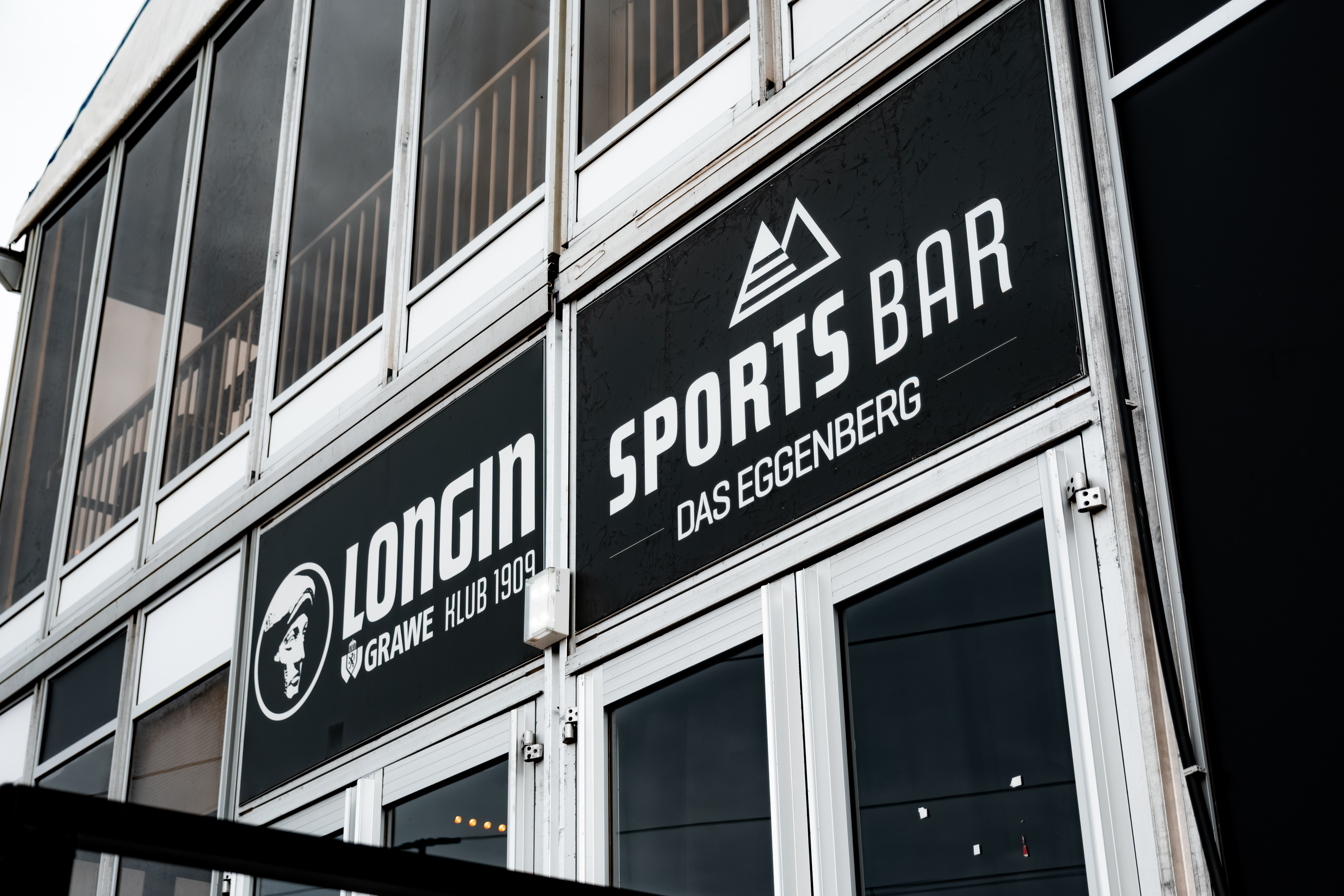 Ein Eingang zu einem Gebäude.