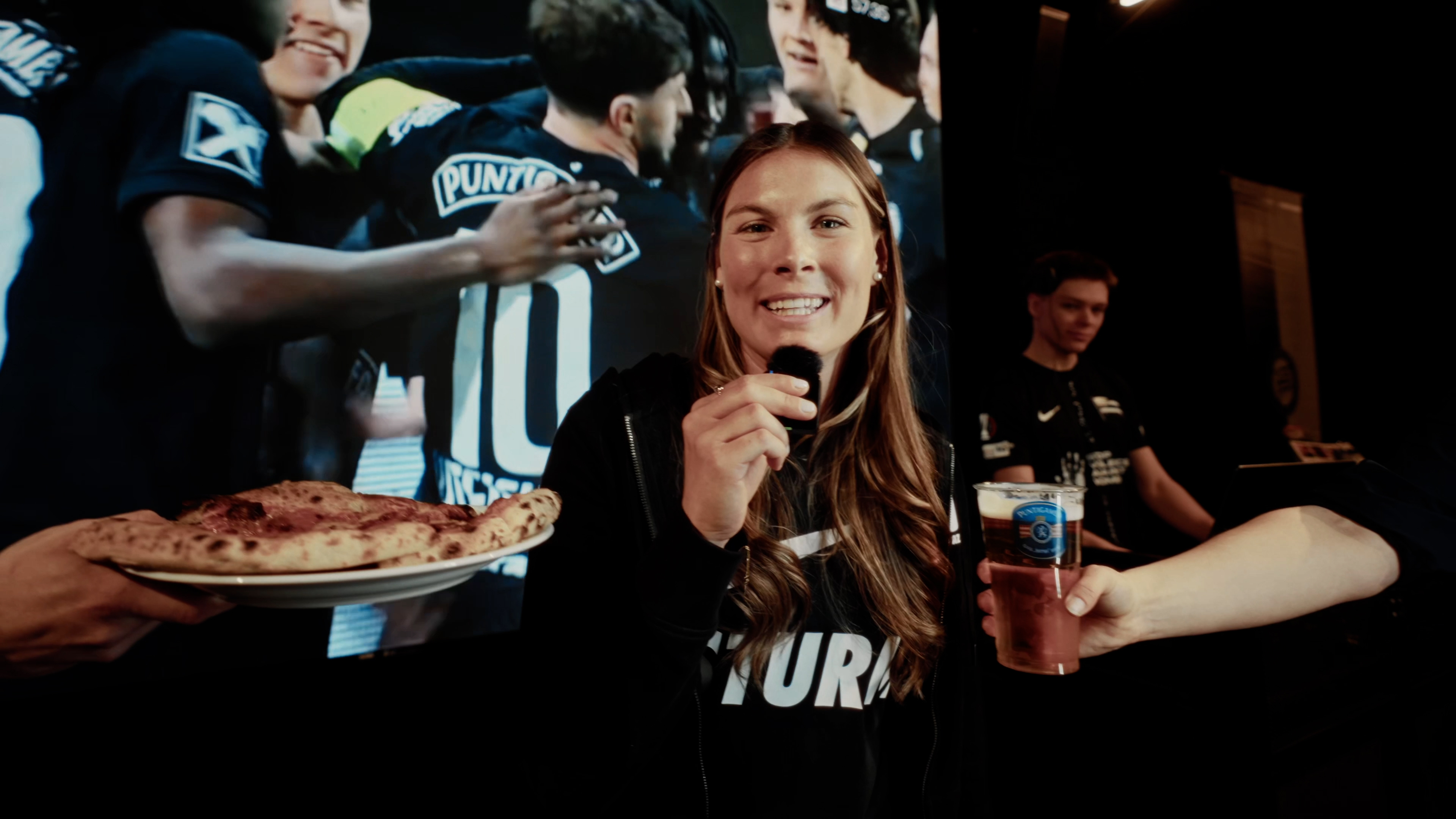 Eine Person steht in der Sportsbar