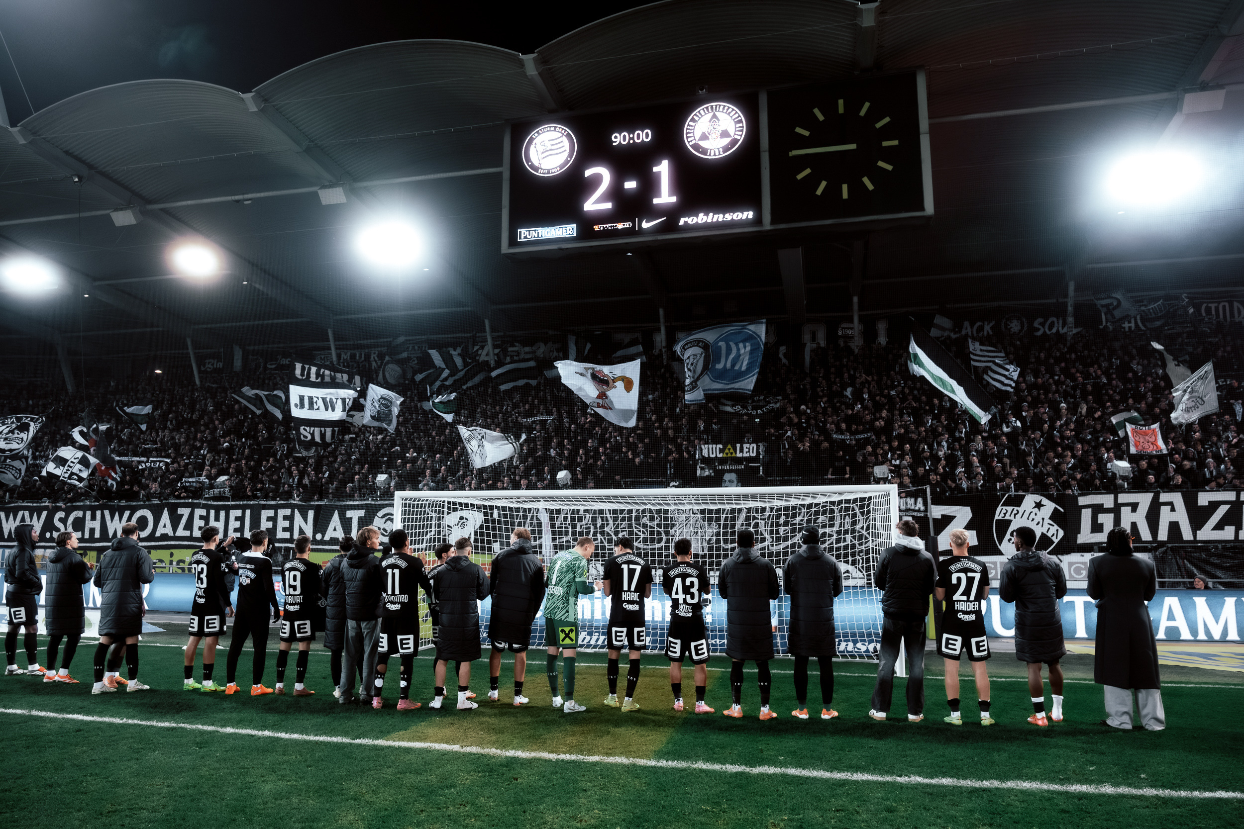 Eine Mannschaft jubelt vor den Fans.