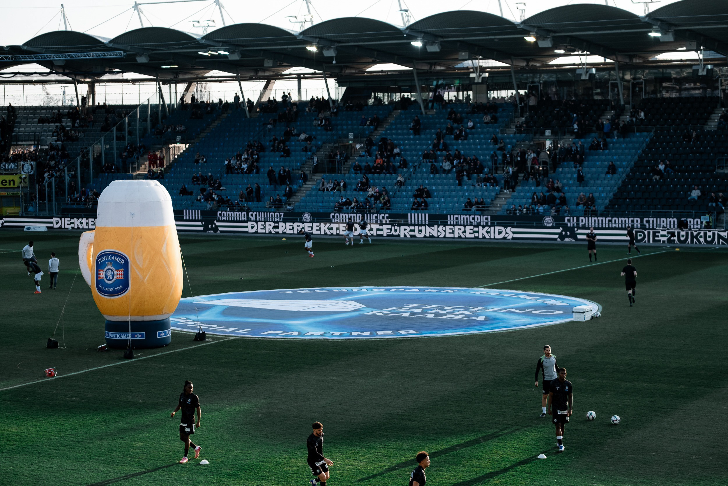 Ein Fußballfeld mit Werbeflächen.