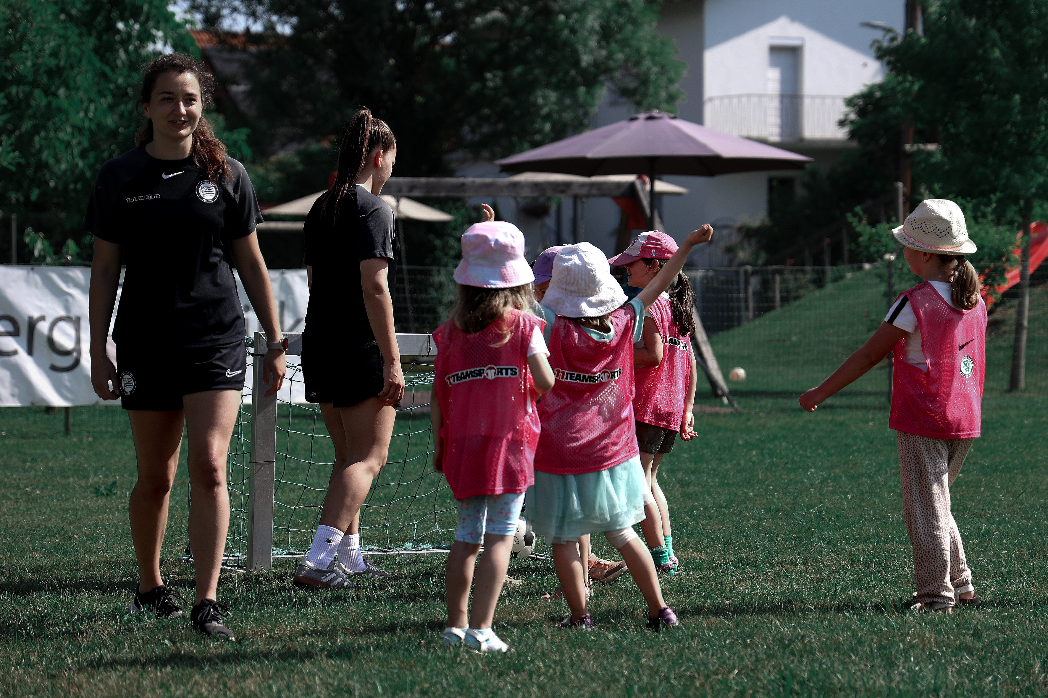 Zwei Frauen reden mit vier Kindern