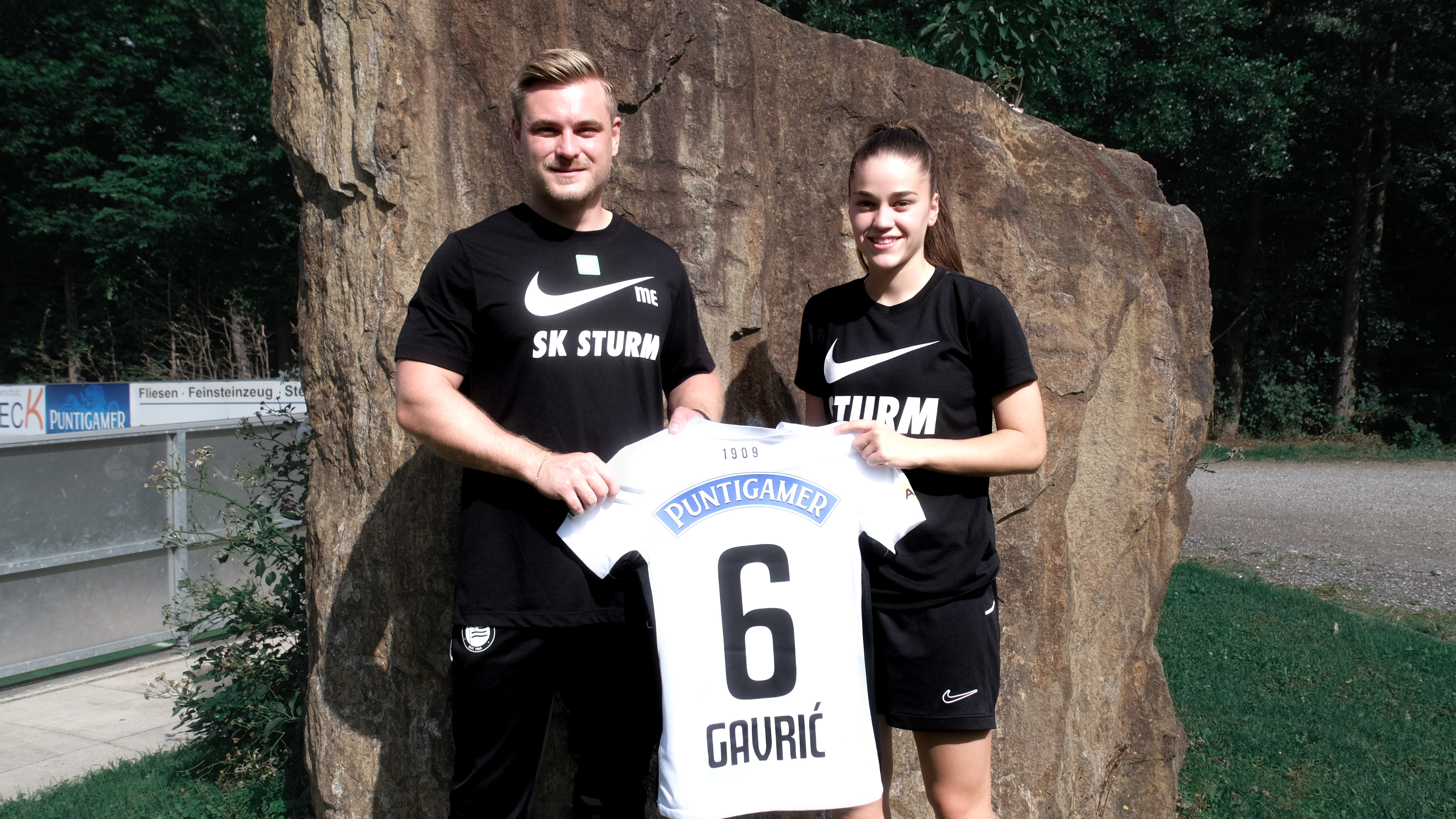 Ein Mann und eine Frau halte ein Trikot