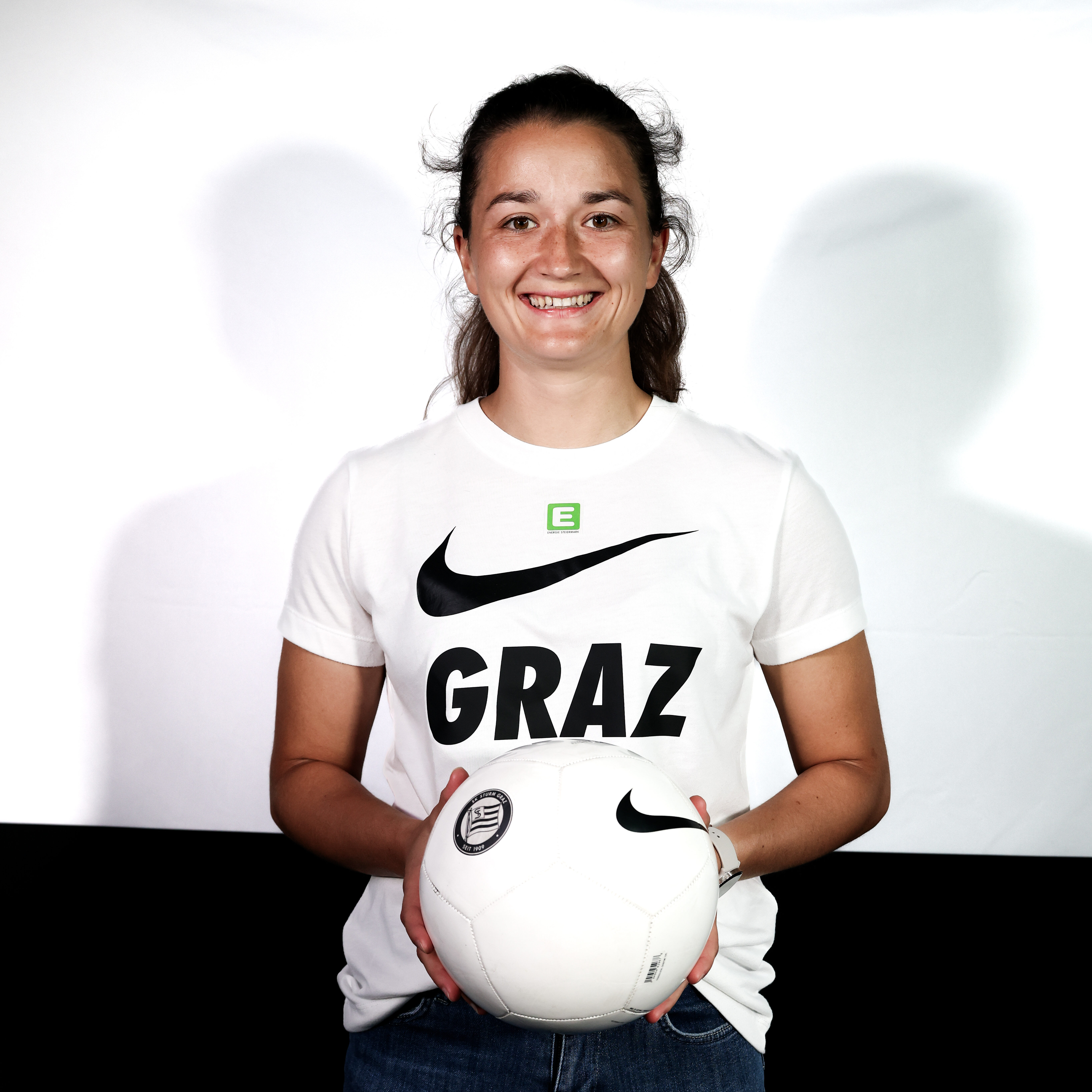 Eine Frau, die einen Ball hält