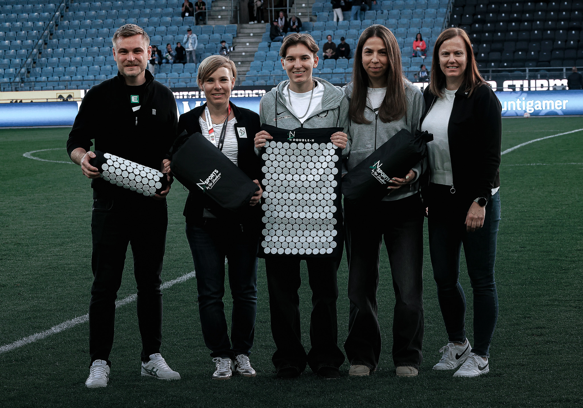Fünf Personen in einem Stadion