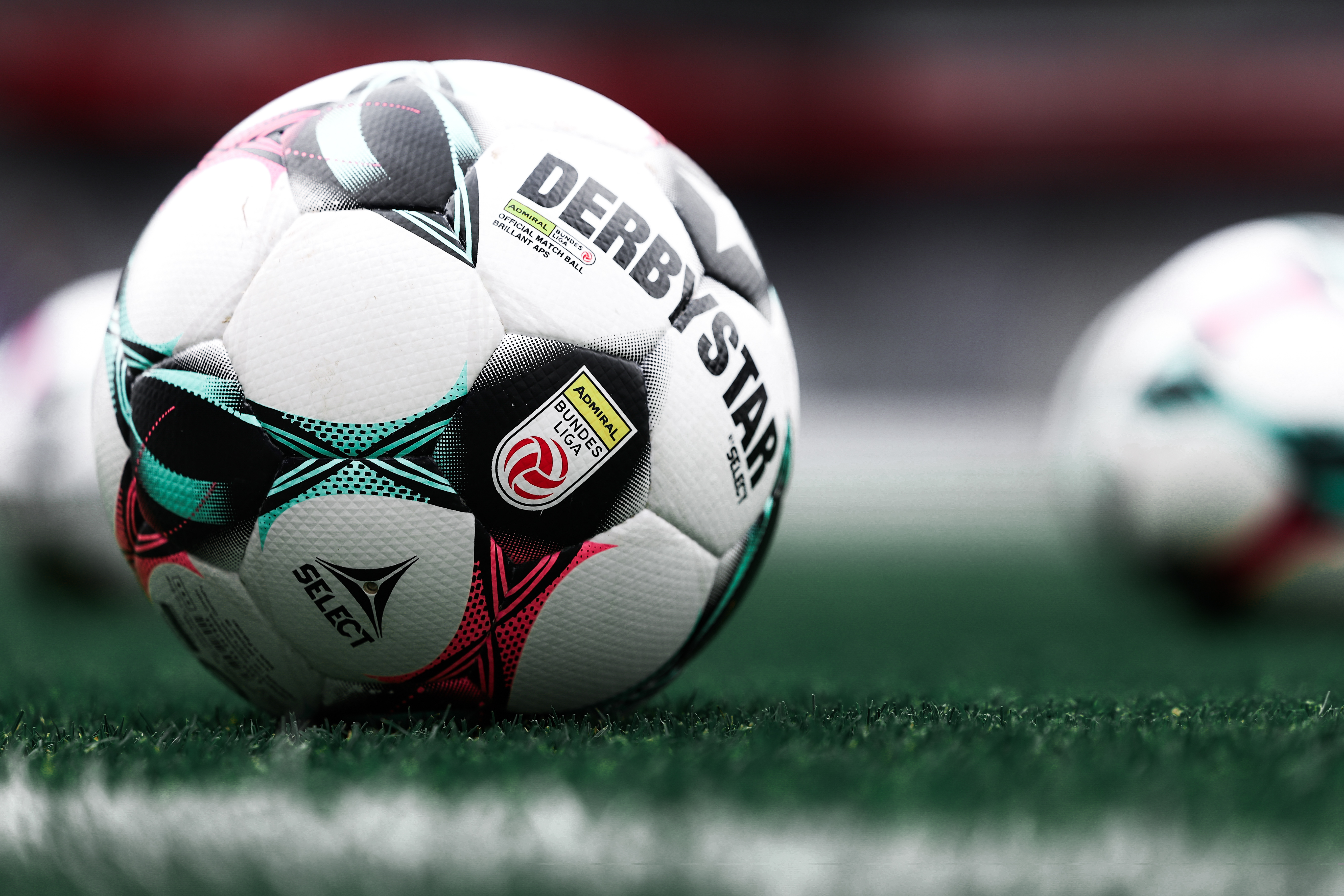 Ein Fußball am Rasen