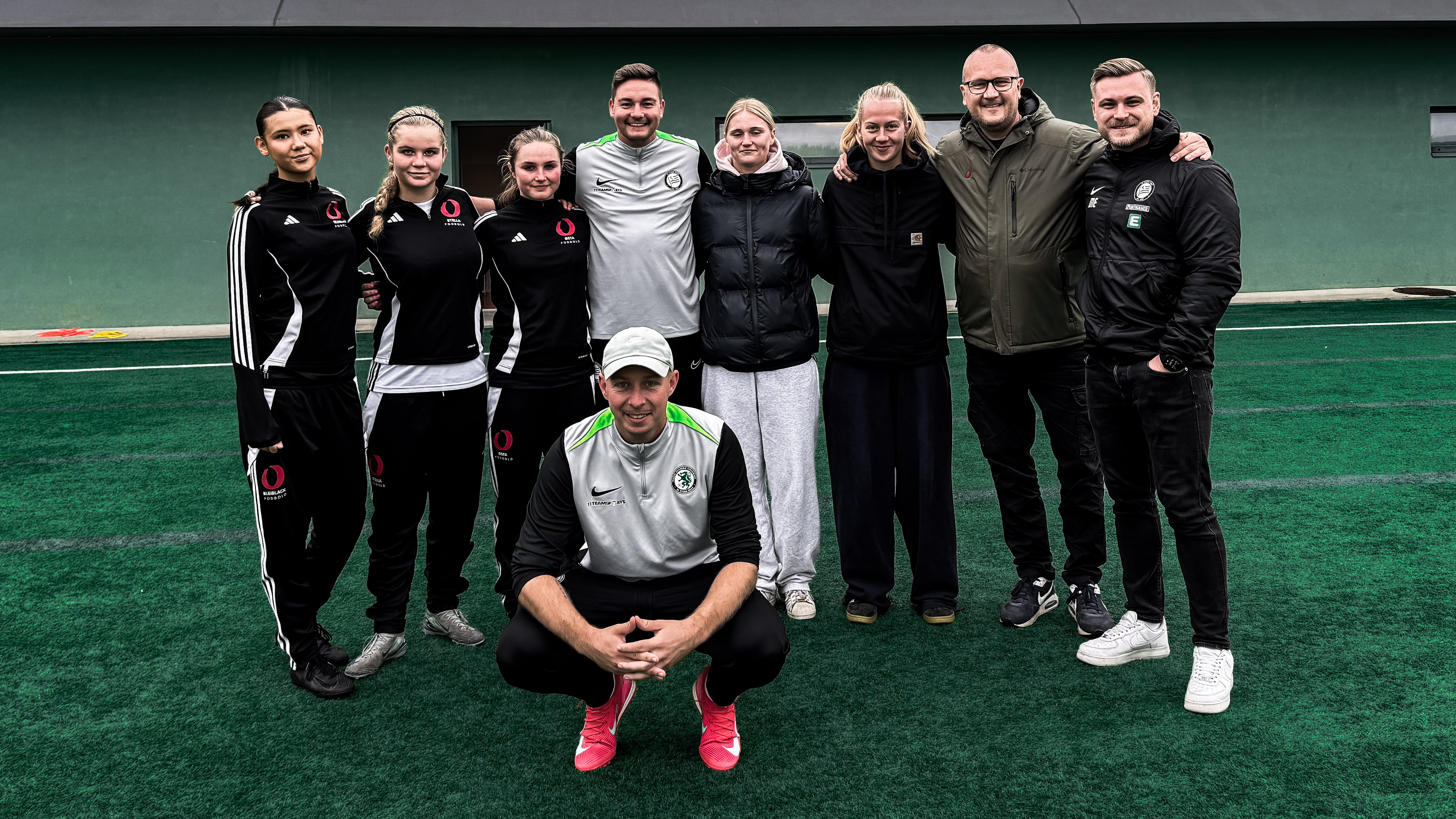 Viele Frauen und Männer auf einem Foto