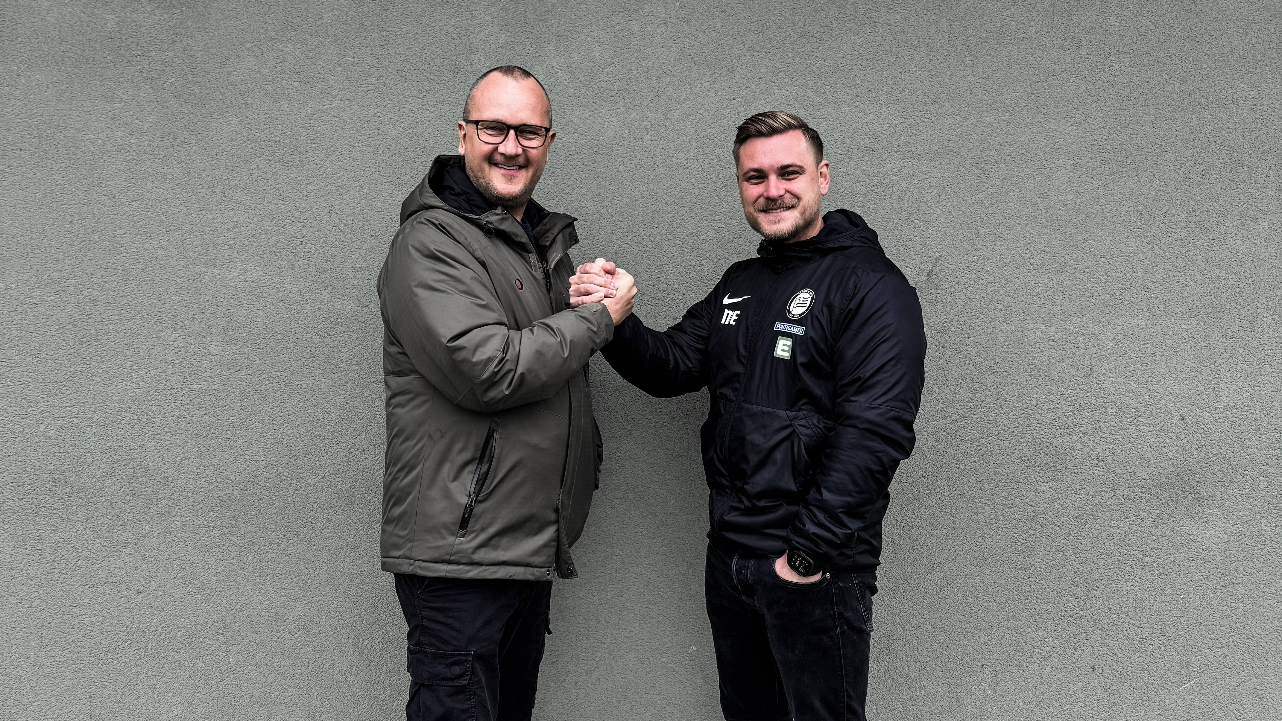 Zwei Männer geben sich die Hand