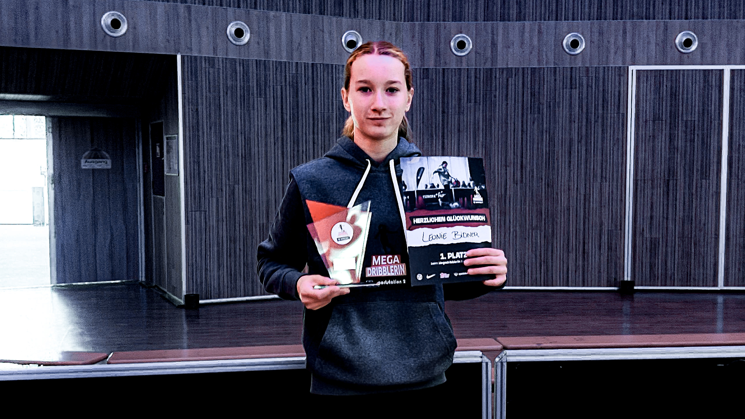 Eine Spielerin hält eine Urkunde hoch