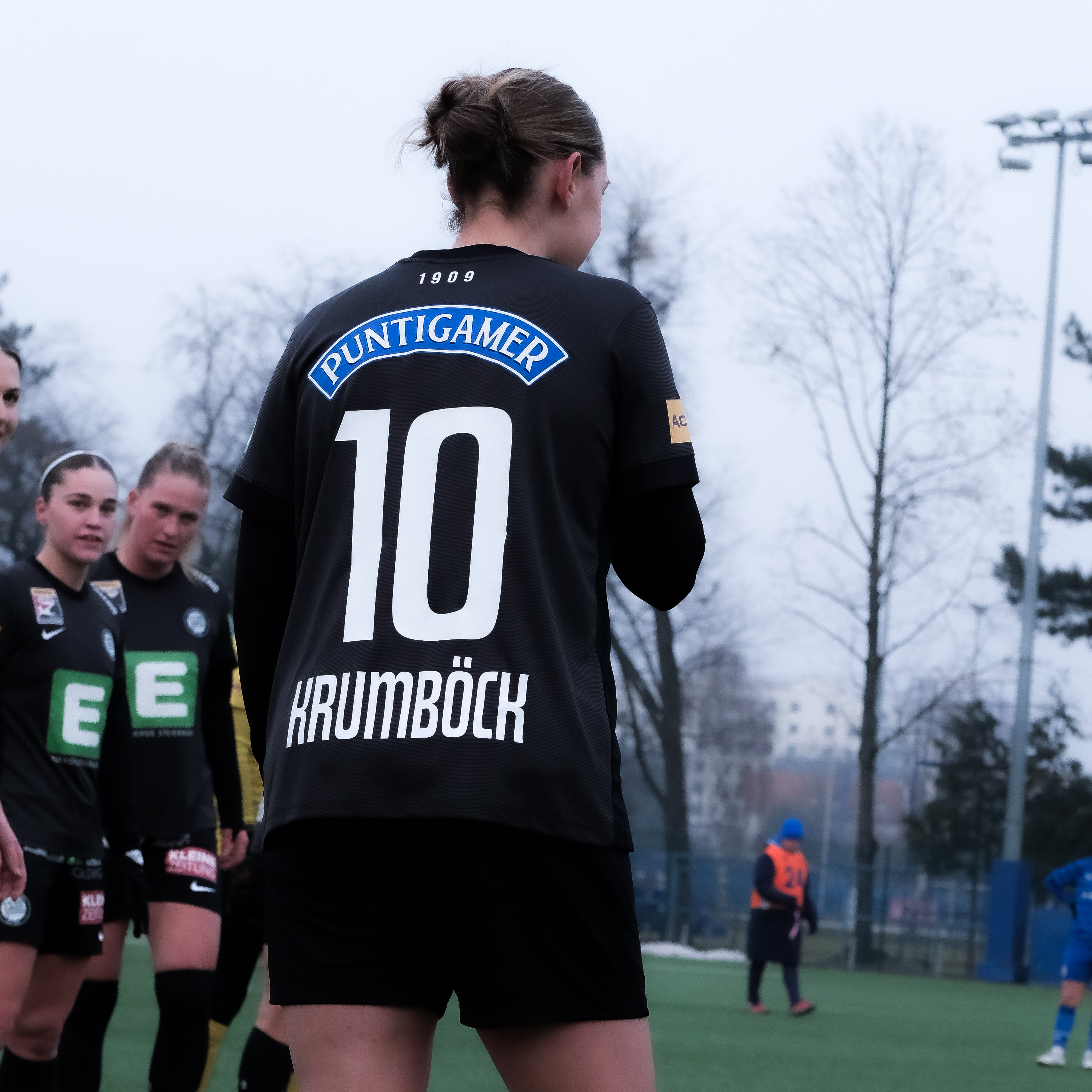 Eine Spielerin mit der Rückennummer 10 auf ihrem Trikot sieht man von hinten.