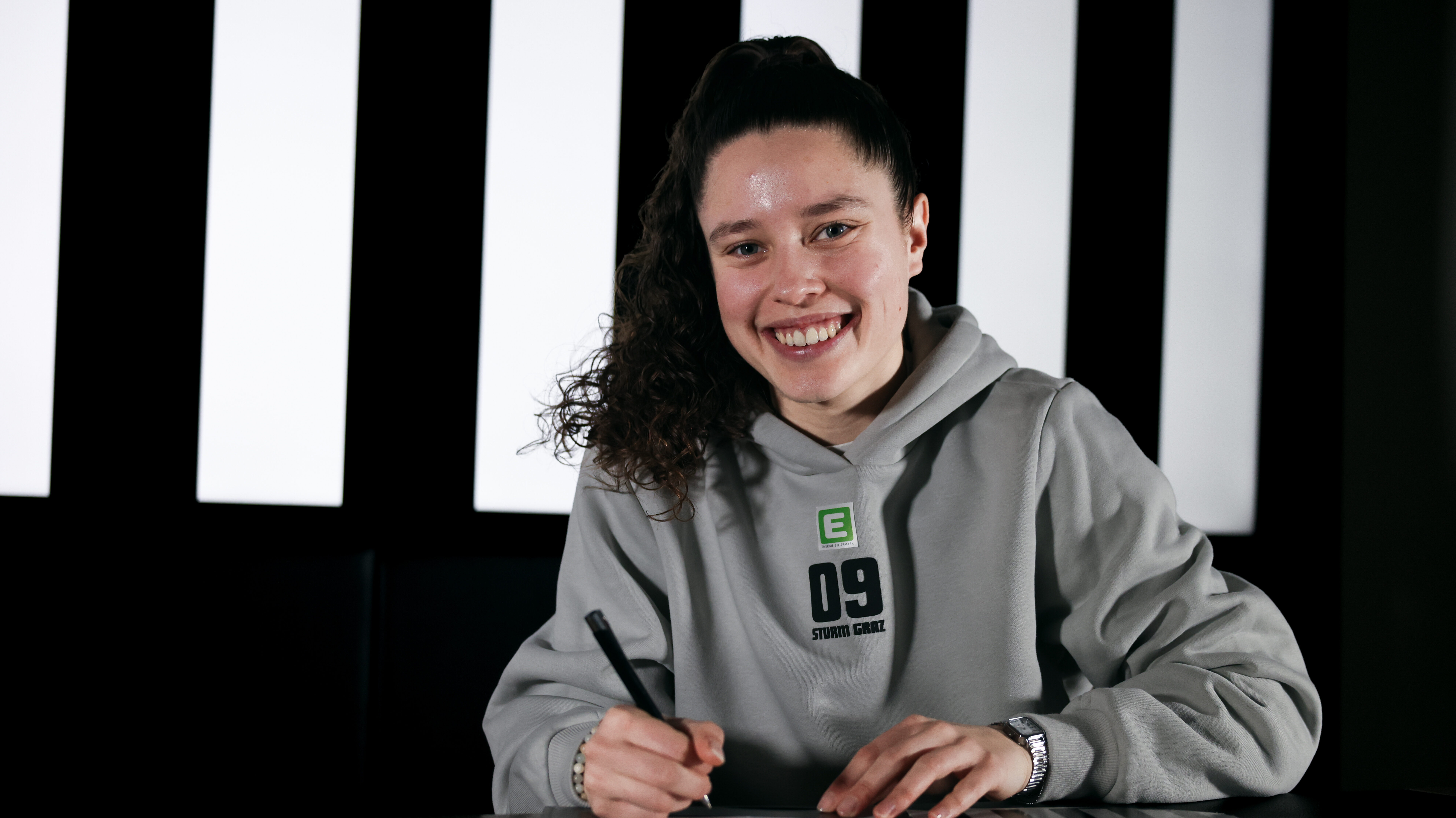 Spielerin unterschreibt Vertrag