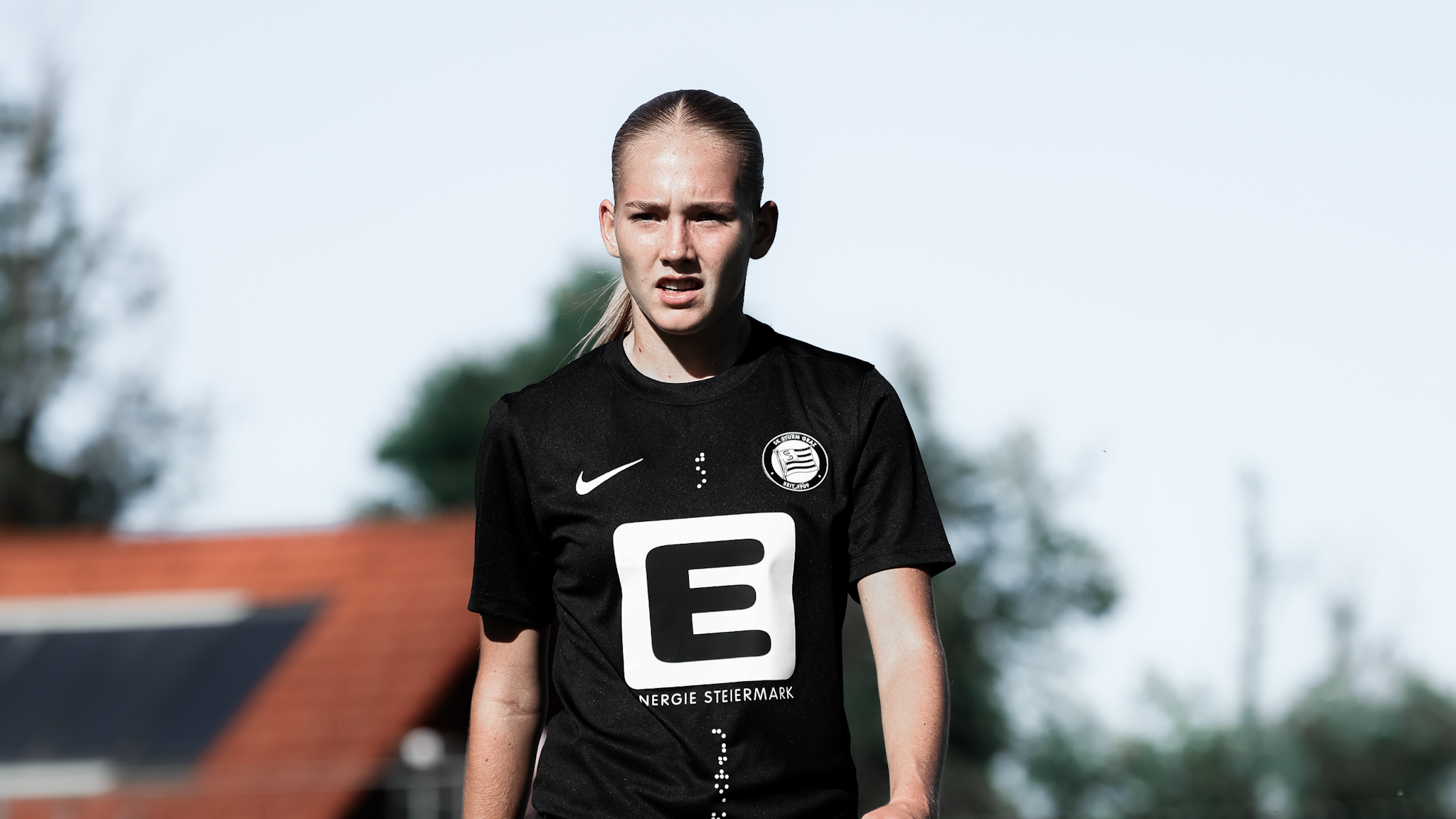 Eine Frau in schwarzem Trikot schaut konzentriert.