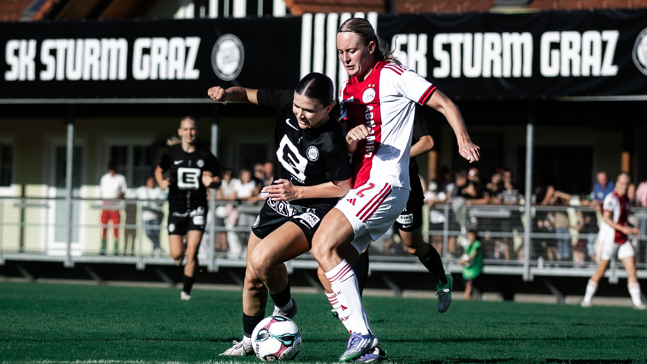 Zwei Spielerinnen im Zweikampf um den Ball