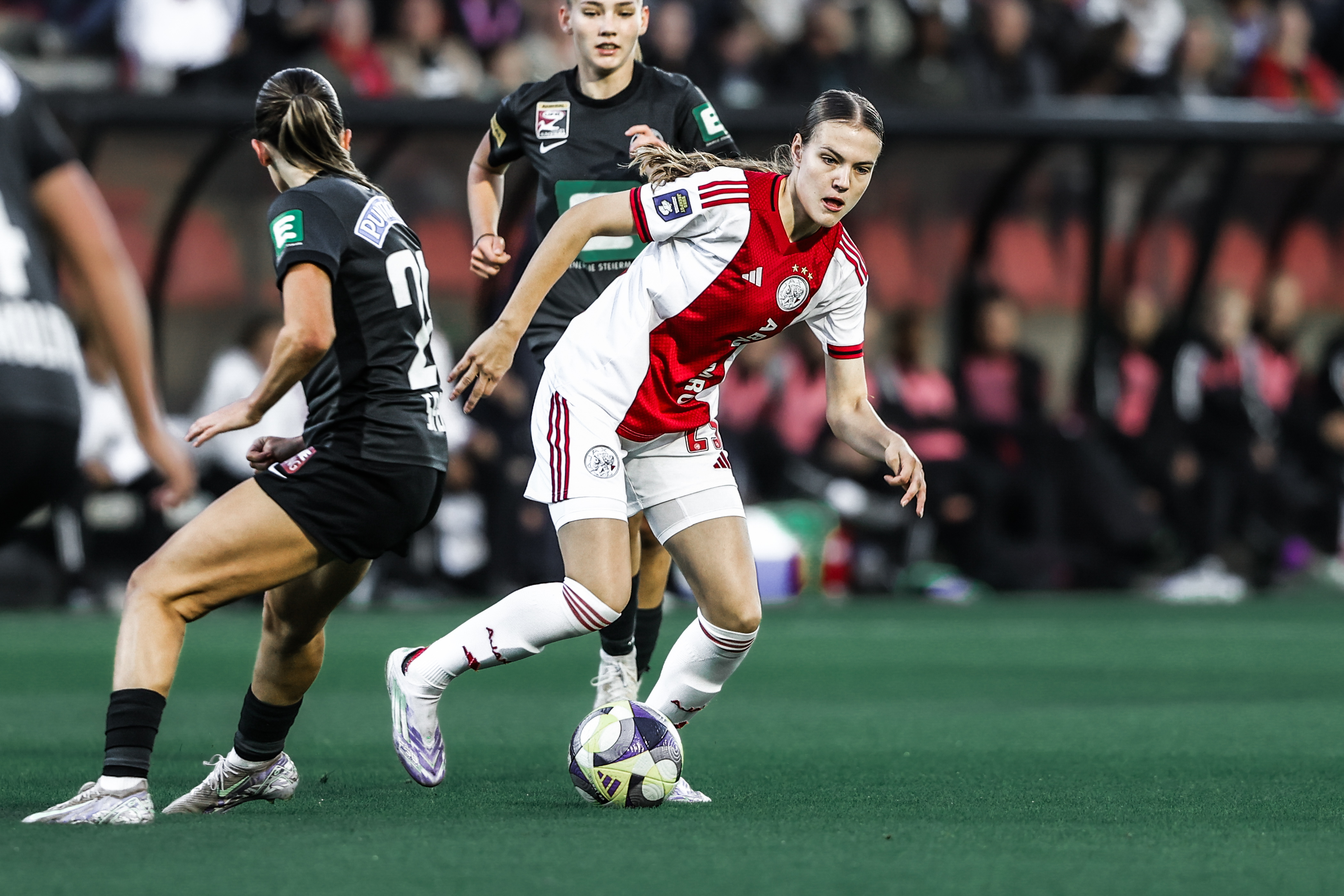 Drei Spielerinnen im Kampf um den Ball