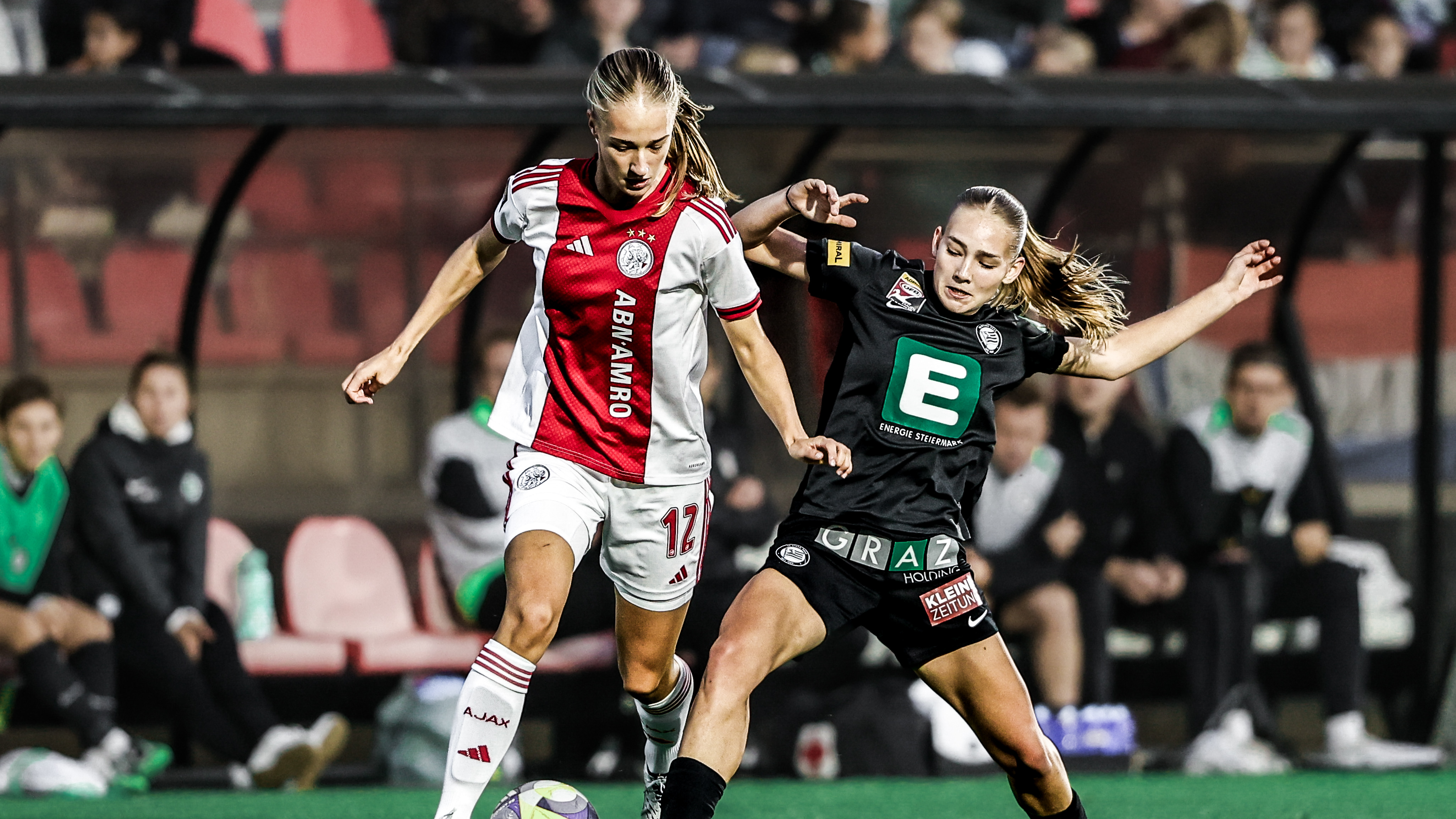 Zwei Spielerinnen im Kampf um den Ball