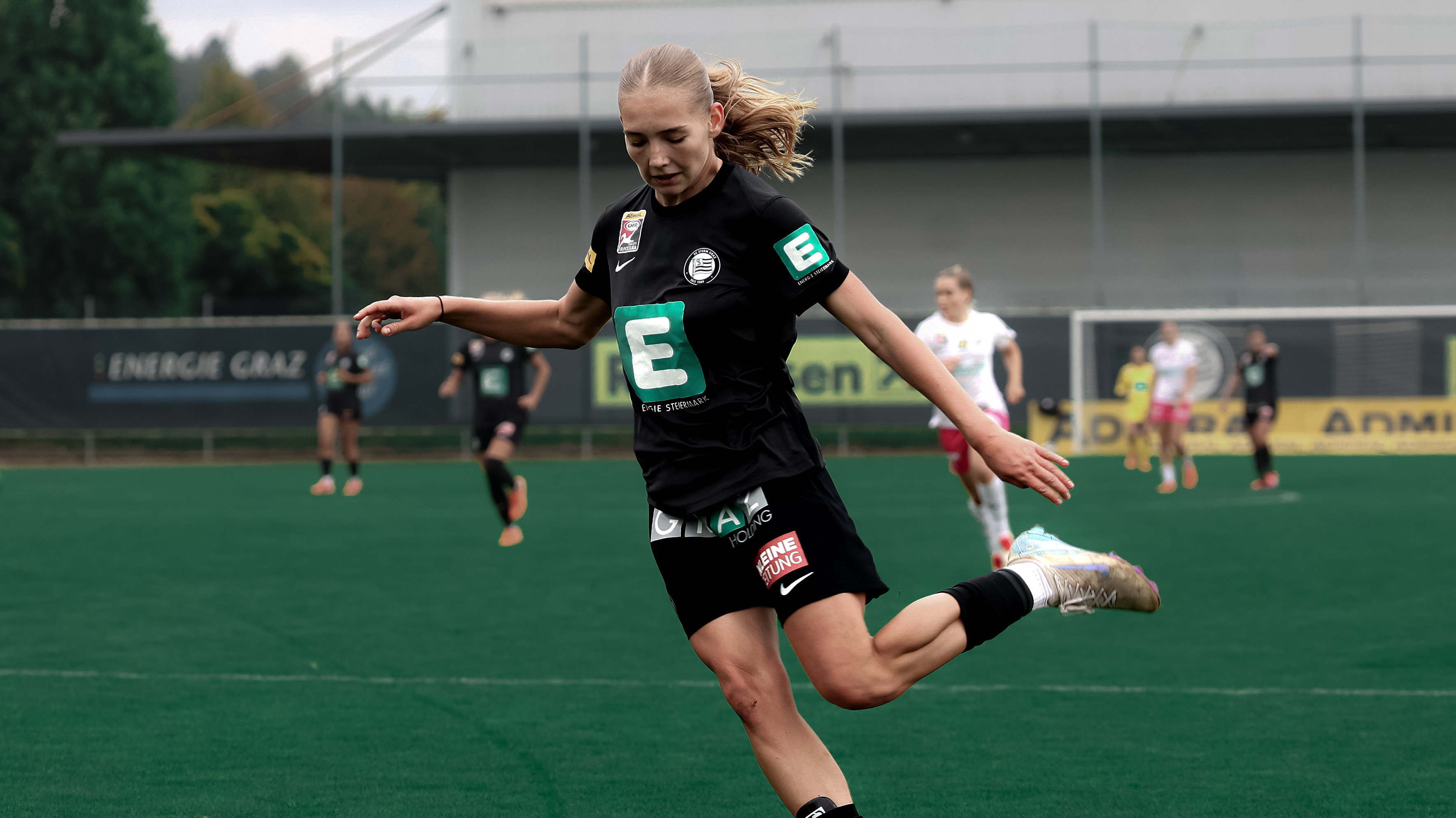 Eine Spielerin im schwarzen Trikot