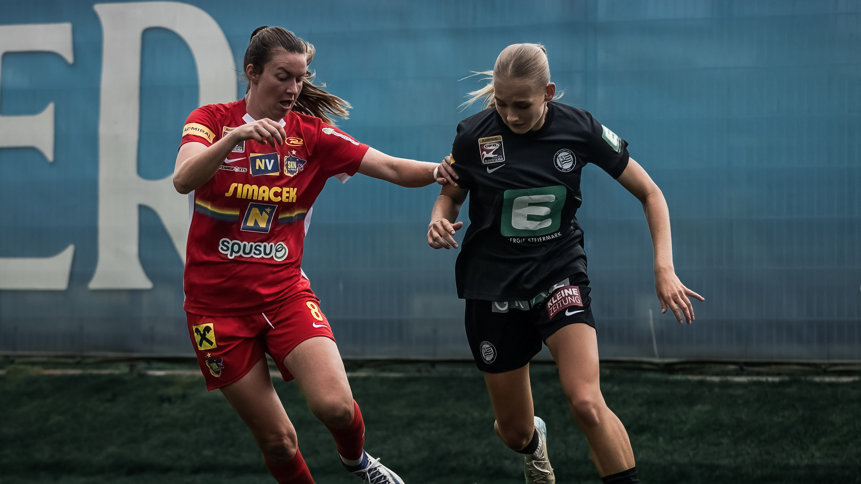 Zwei Spielerinnen im Kampf um den Ball