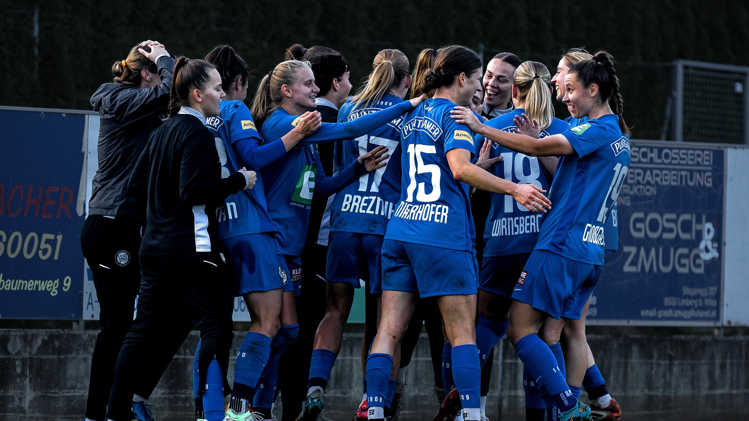 Eine Jubeltraube mit Frauen in blauen Trikots.