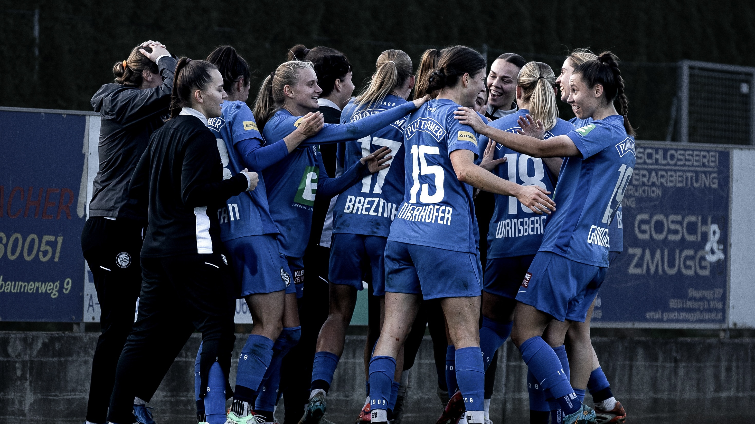 Eine Jubeltraube mit Frauen in blauen Trikots.