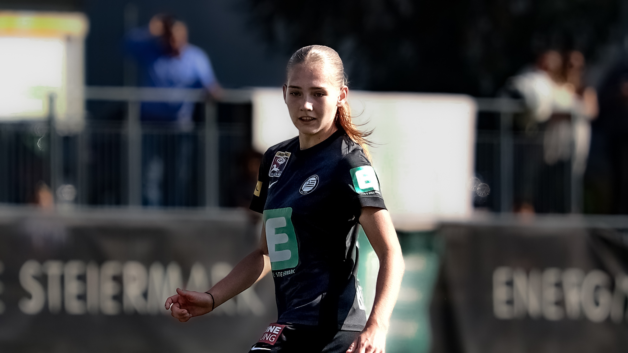 Eine Frau in einem schwarzen Trikot läuft.