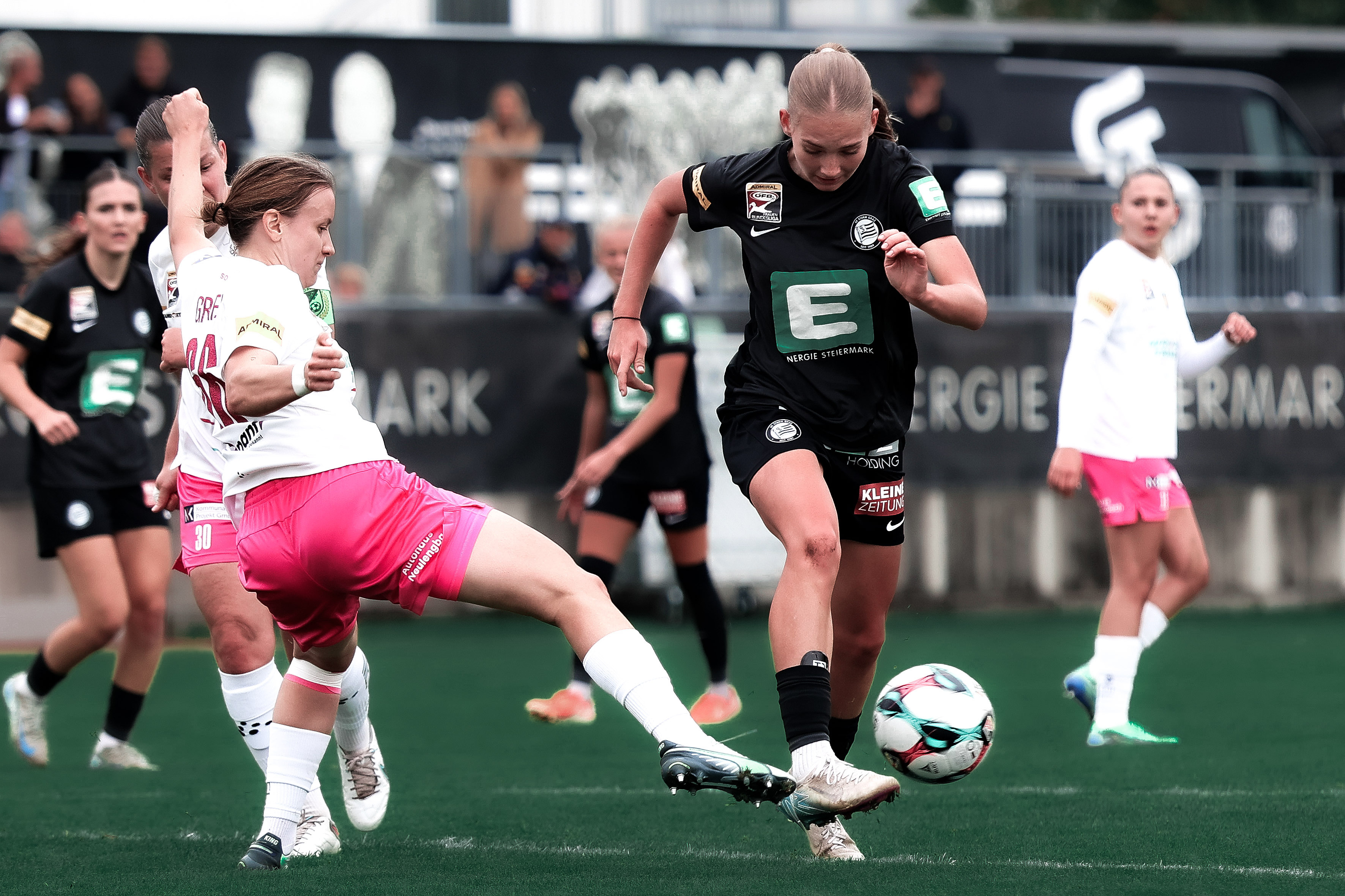Zwei Spielerinnen im Kampf um den Ball