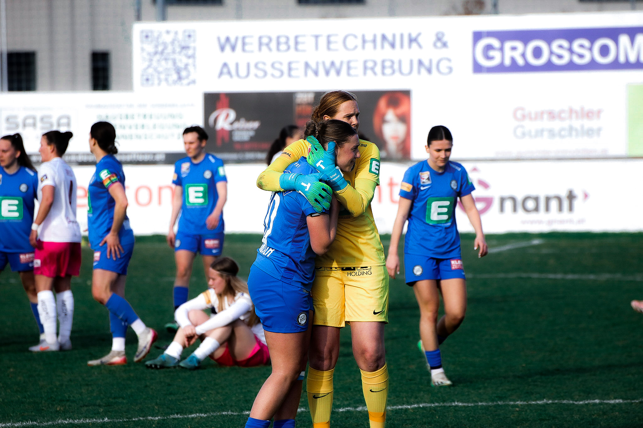 Zwei Spielerinnen umarmen sich