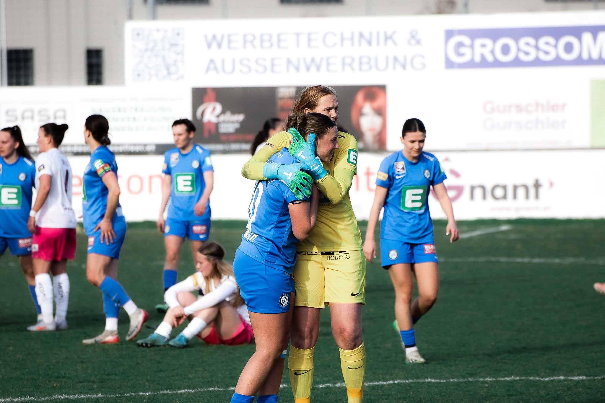 Zwei Spielerinnen umarmen sich