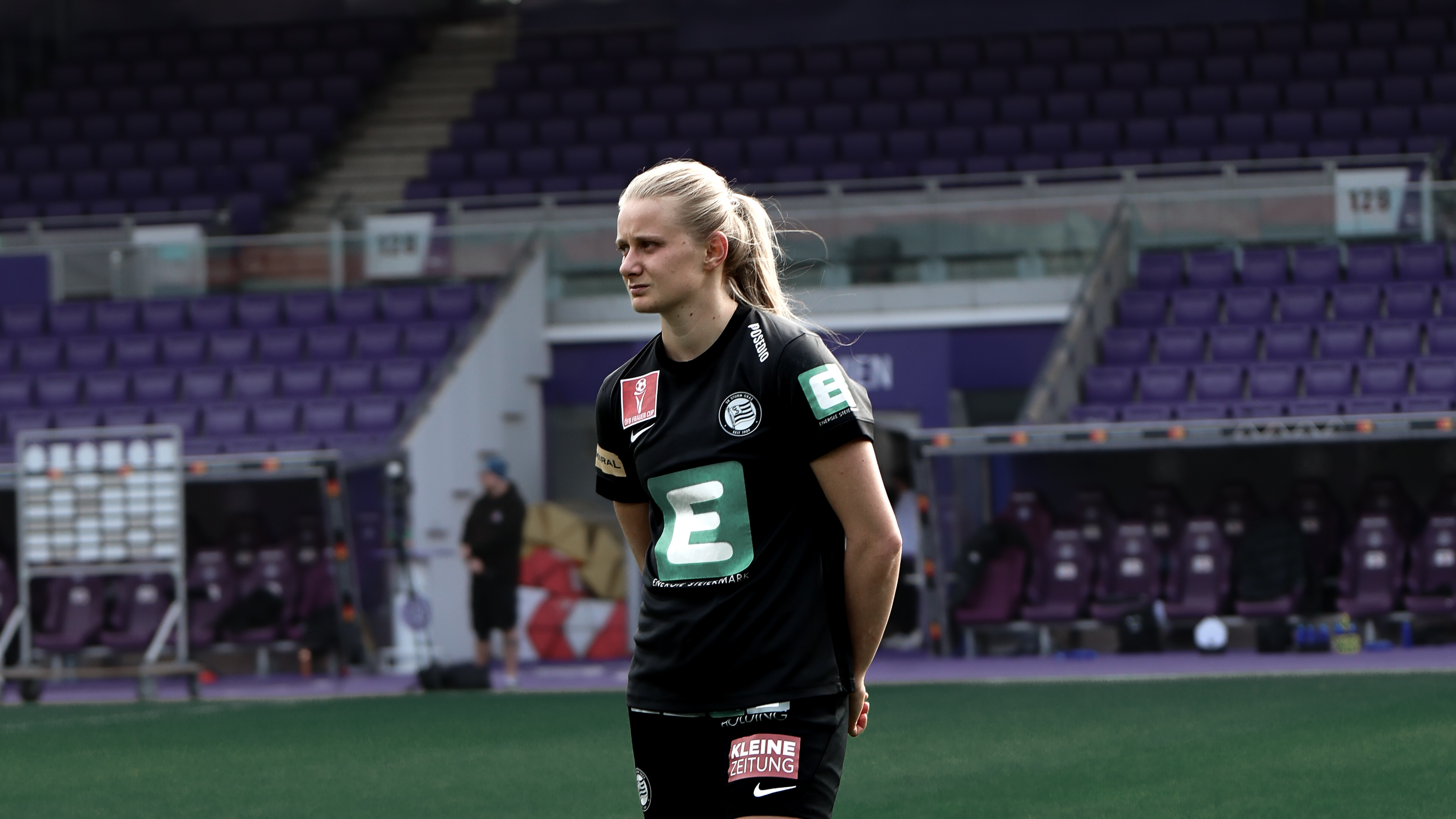 Eine Frau in schwarz schaut traurig