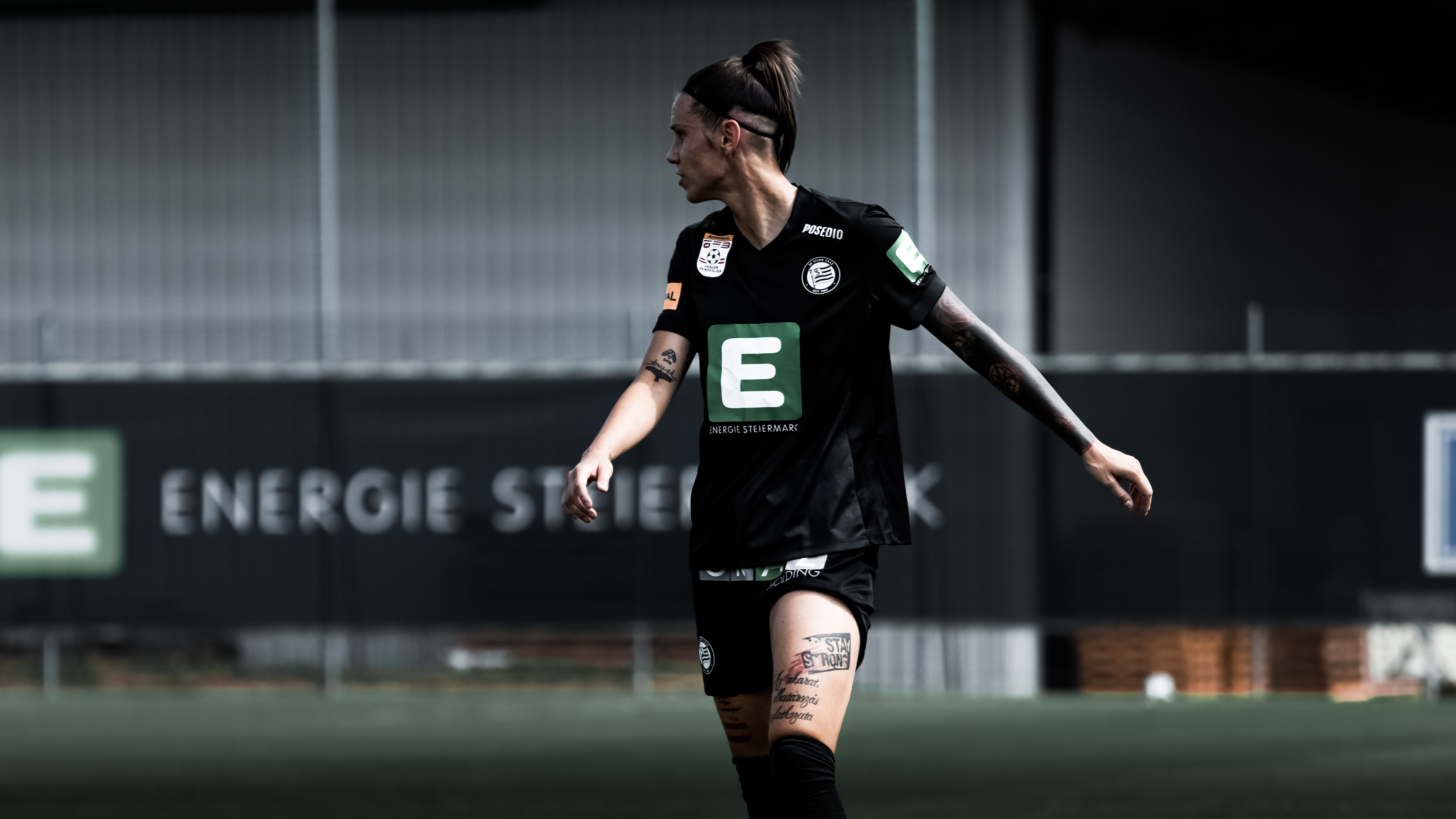 Eine Spielerin in einem schwarzen Trikot schaut nach links
