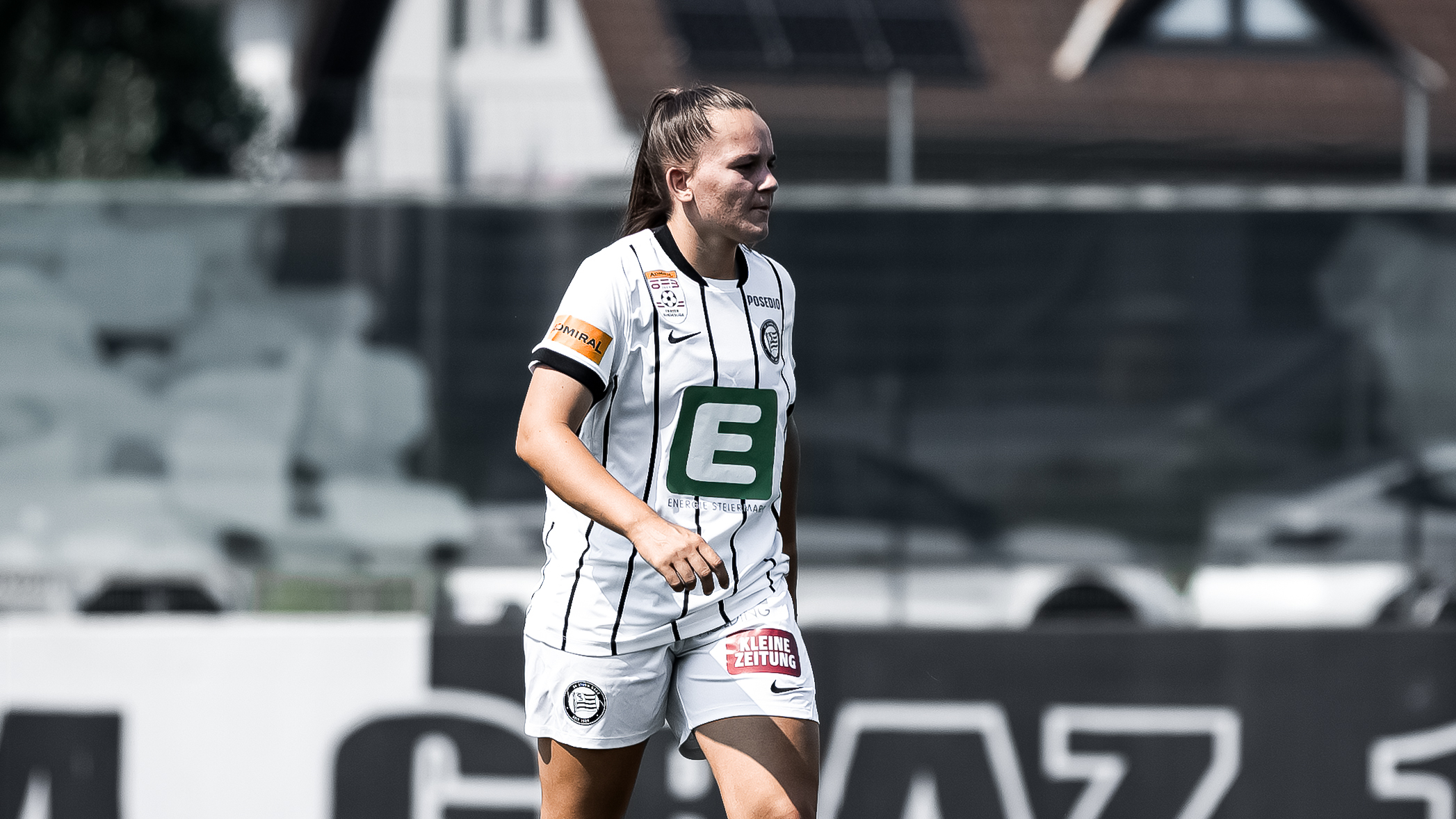 Eine Spielerin schaut in eine Richtung