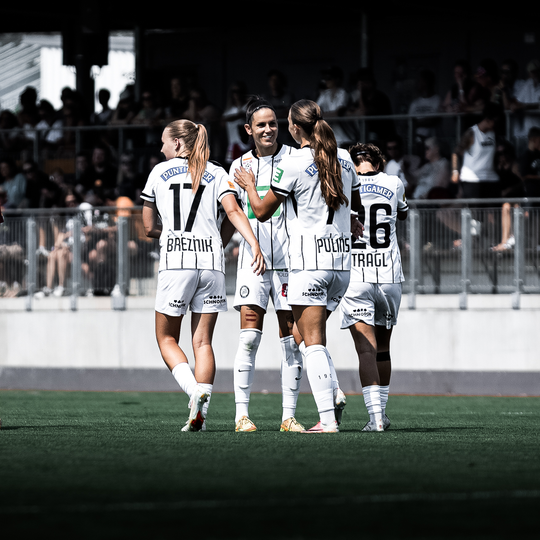 Vier Spielerinnen in weißen Trikot jubeln