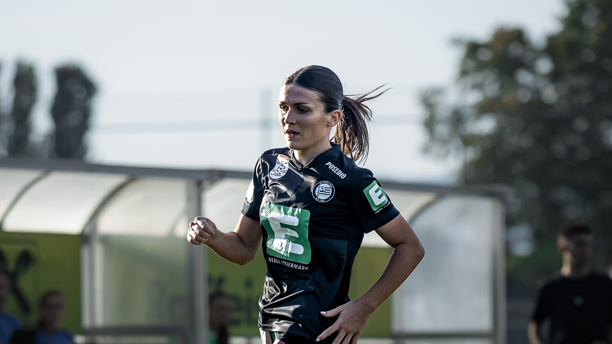 Eine Frau in einem schwarzem Trikot schaut konzentriert.