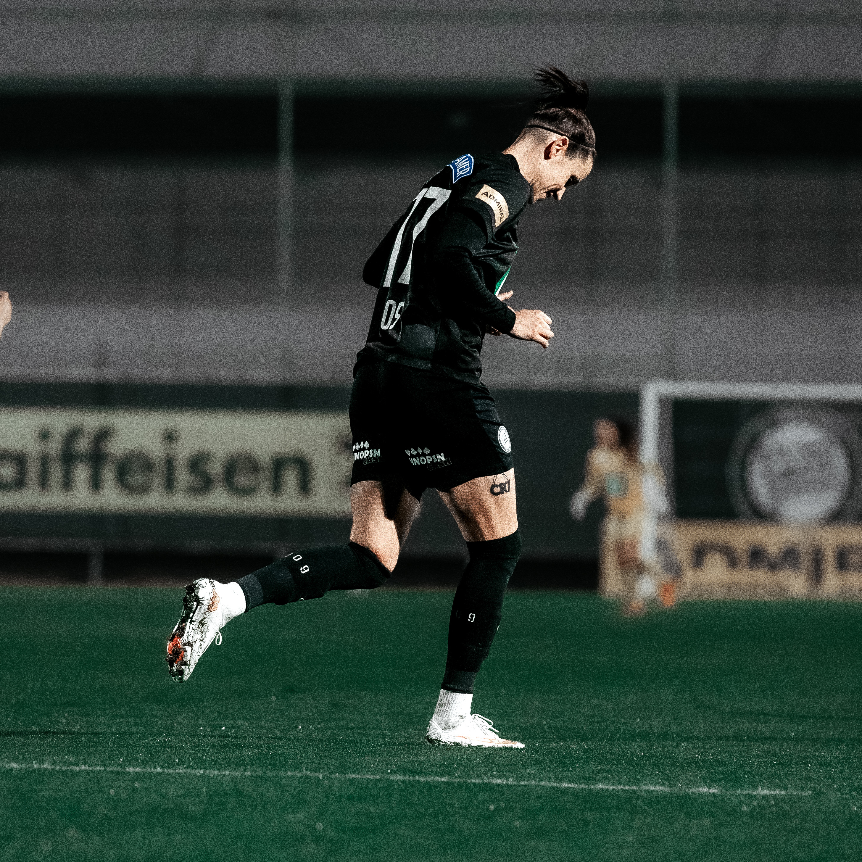 Eine Frau in schwarzem Trikot läuft.