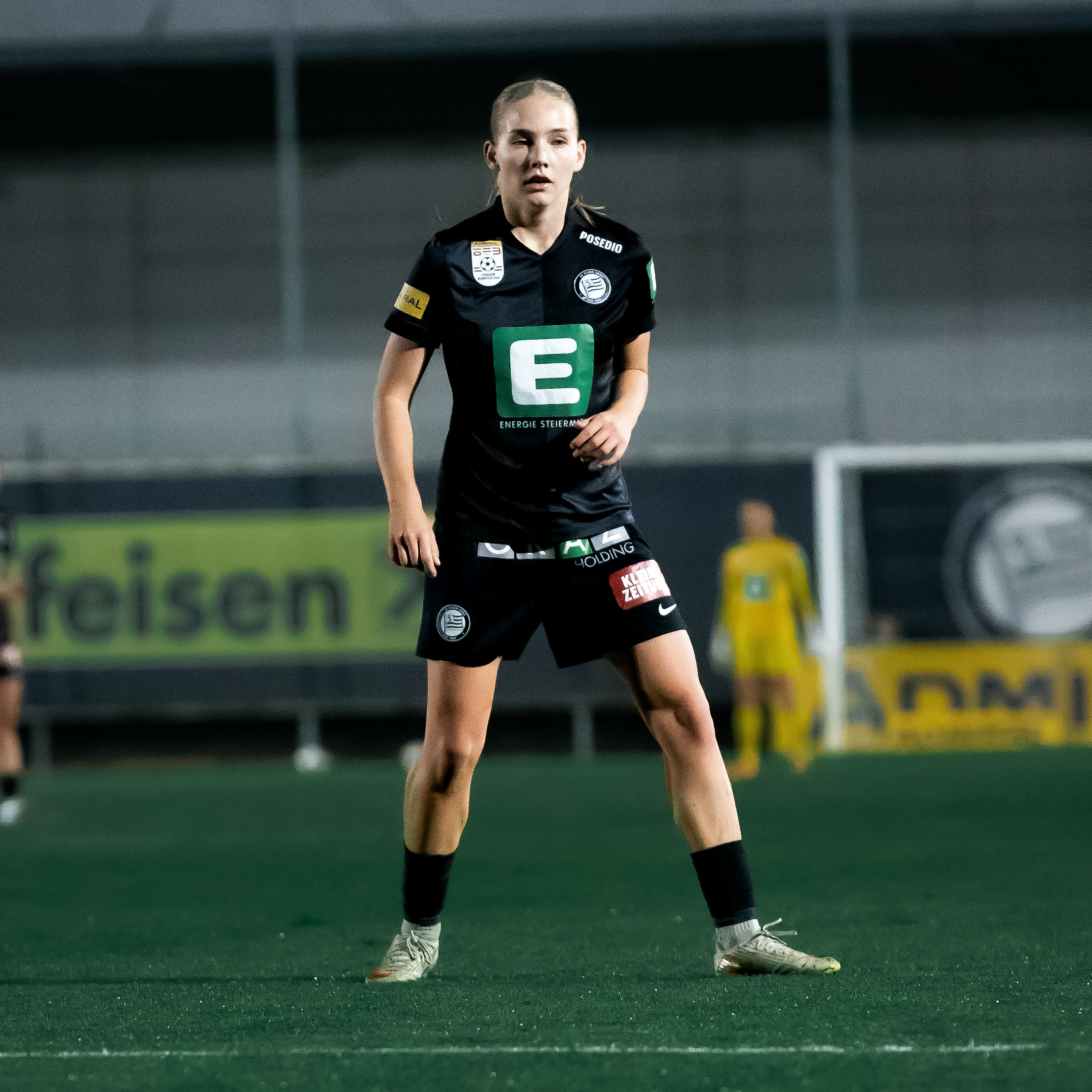Eine Frau in schwarzem Trikot schaut konzentriert.