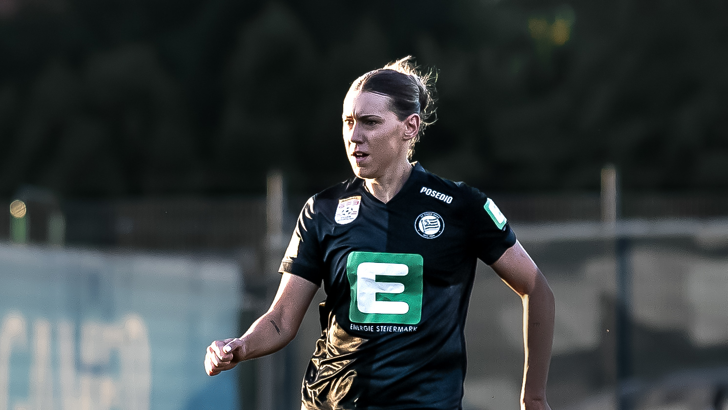 Eine Frau in schwarzem Trikot schaut konzentriert.
