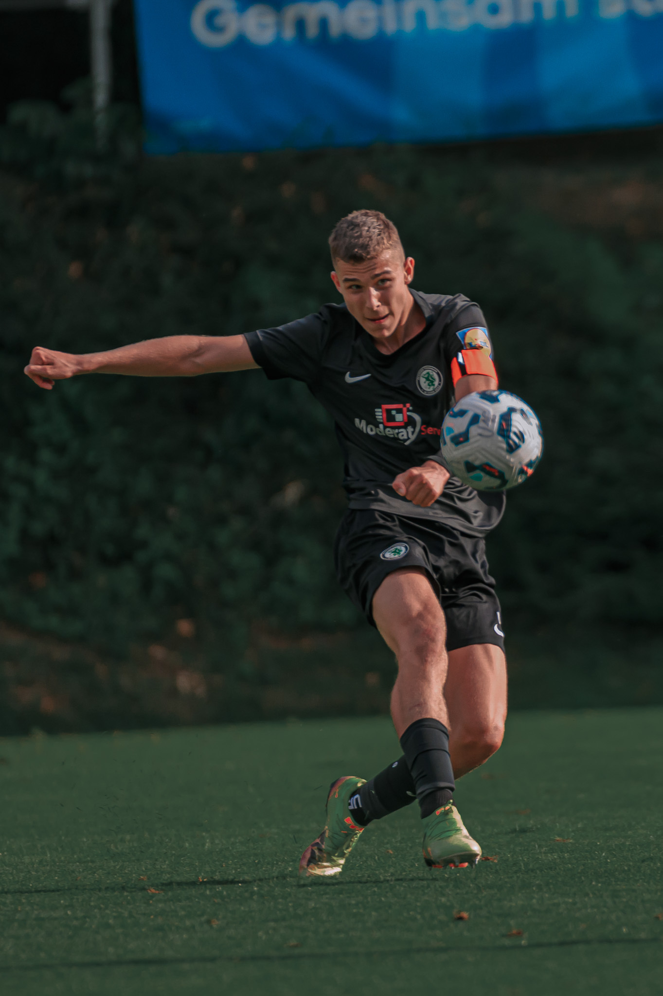 Ein Fußballer spielt einen Ball