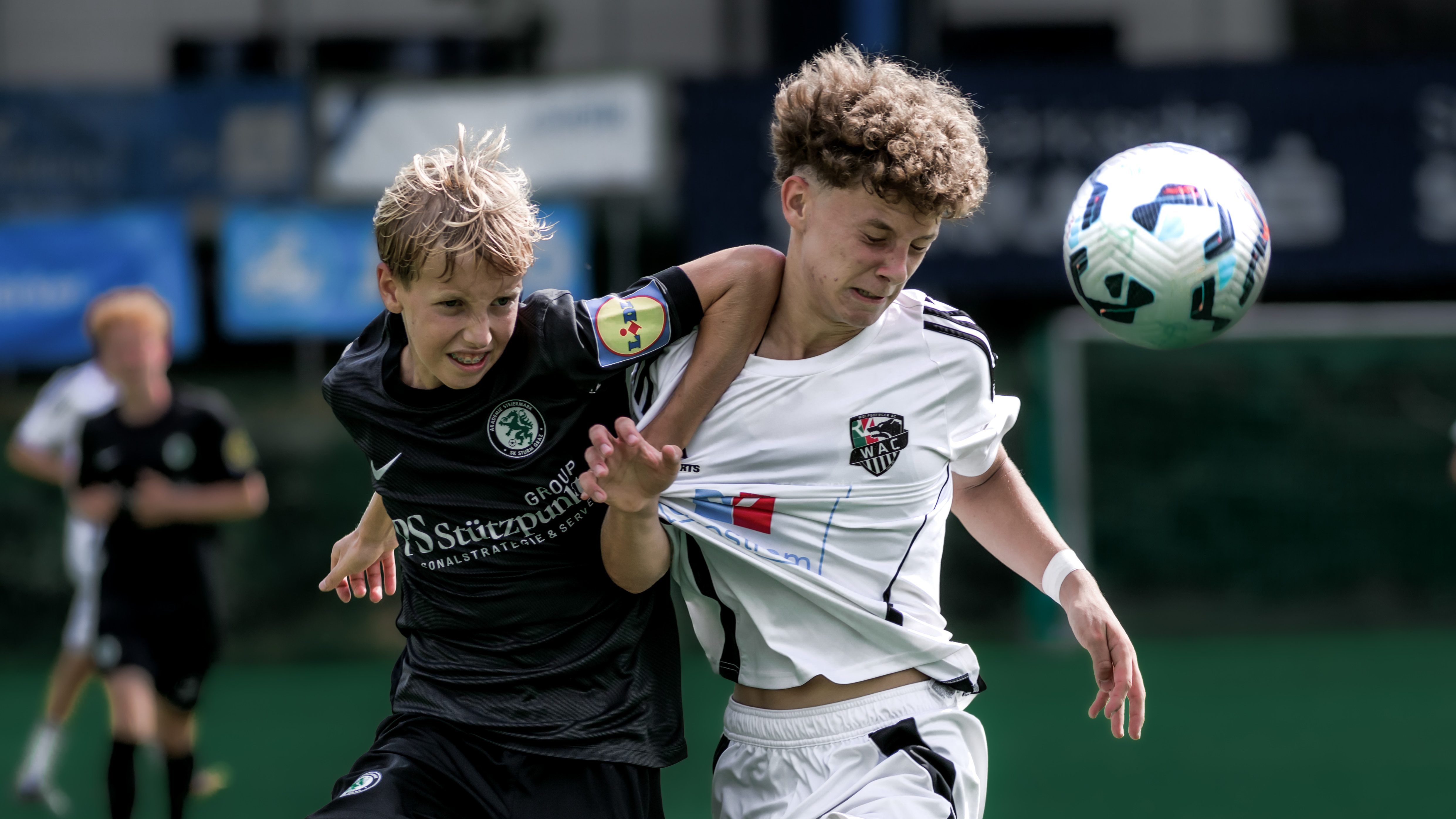 Zwei junge Spieler im Zweikampf um den Ball