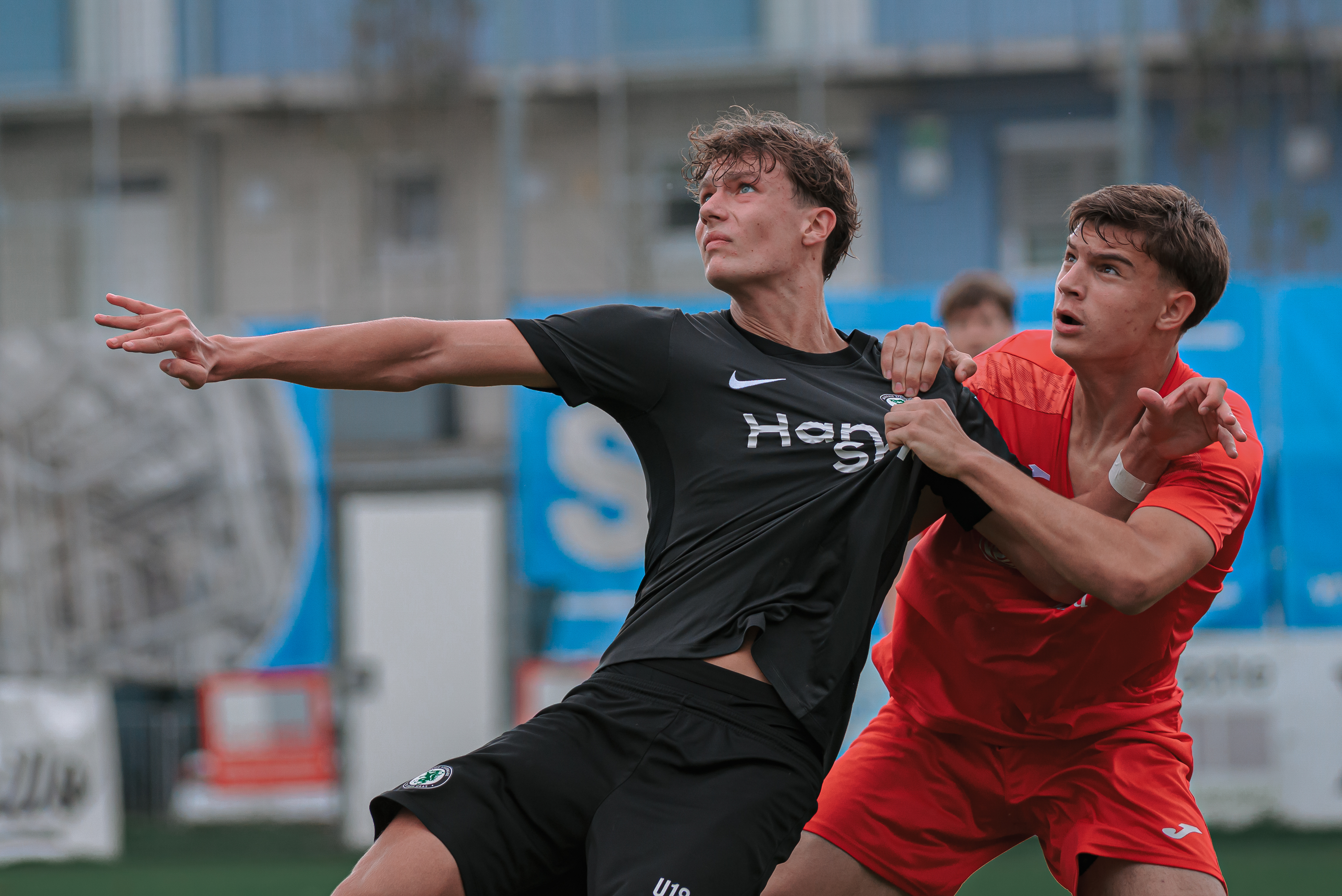 Zwei Burschen spielen Fußball