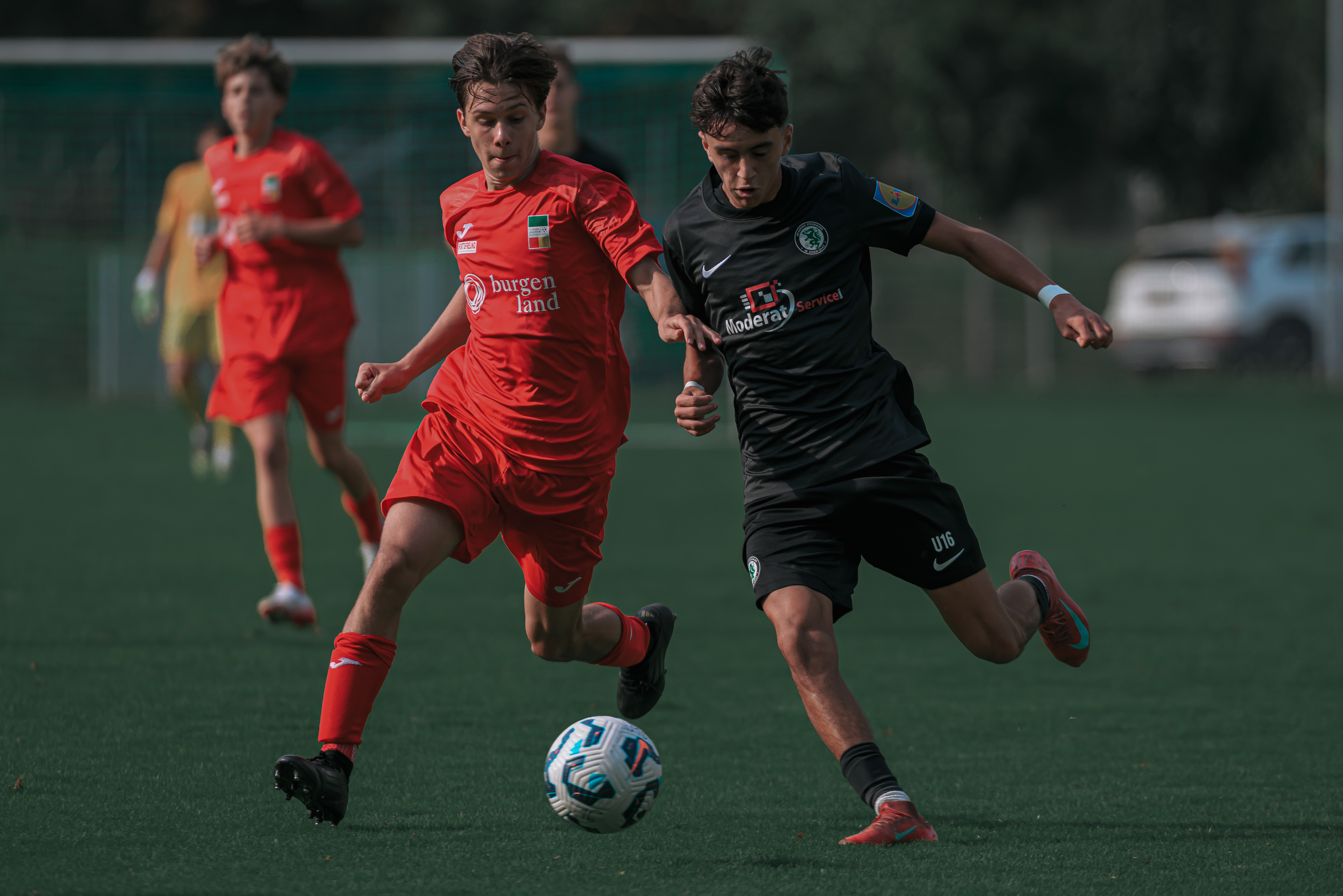 Zwei Burschen spielen Fußball