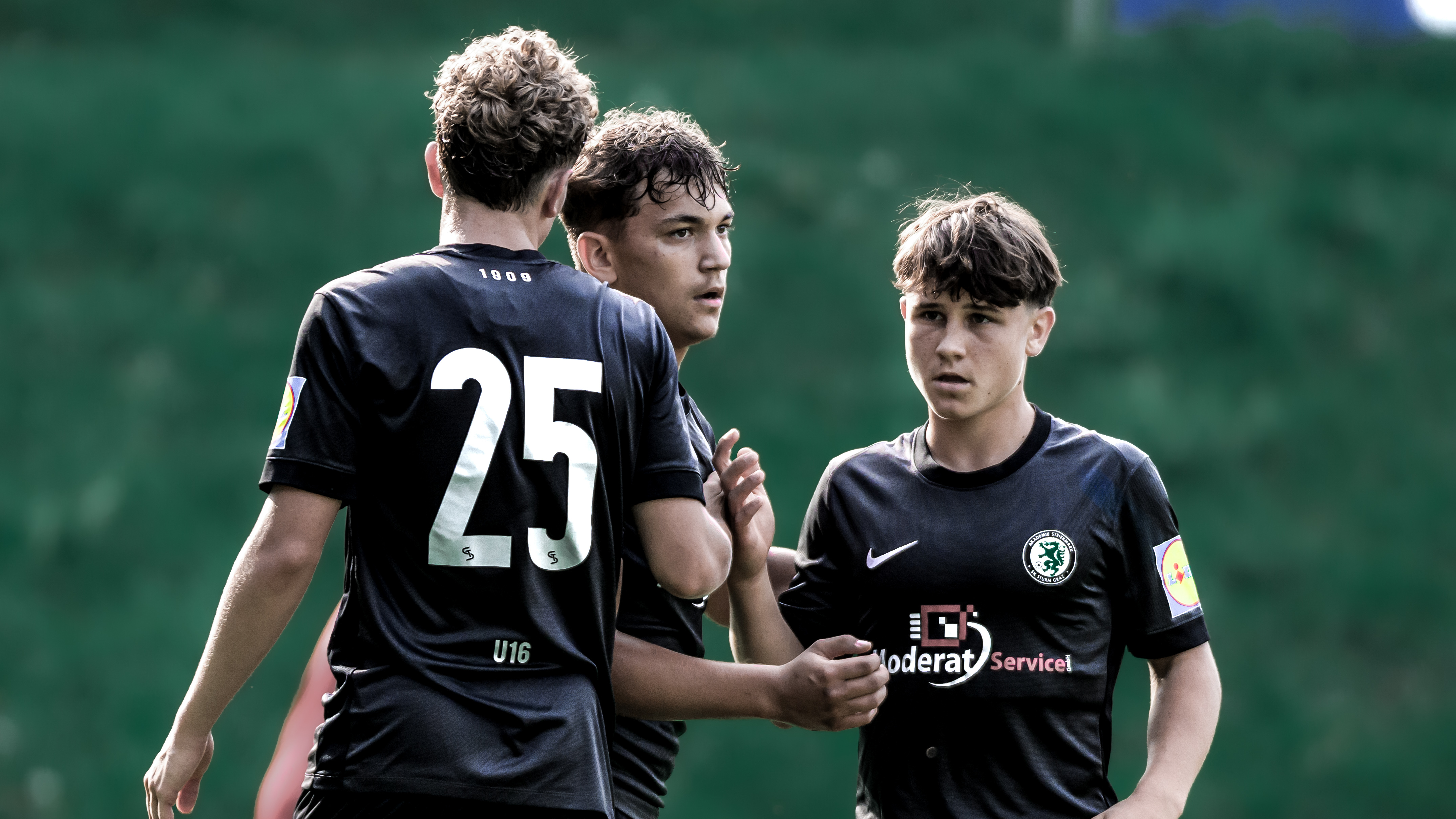 Drei junge Spieler jubeln